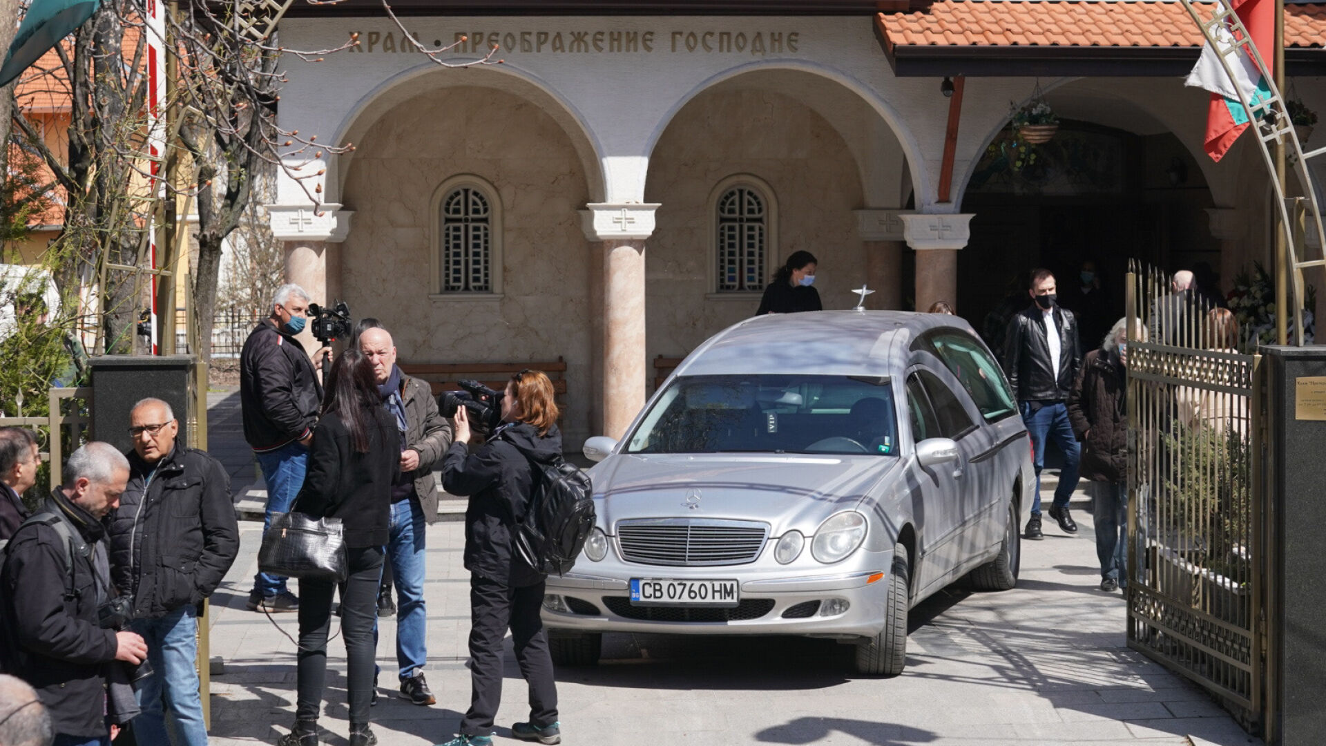 Близки, приятели и колеги изпратиха Георги Коритаров в последния му път (СНИМКИ)
