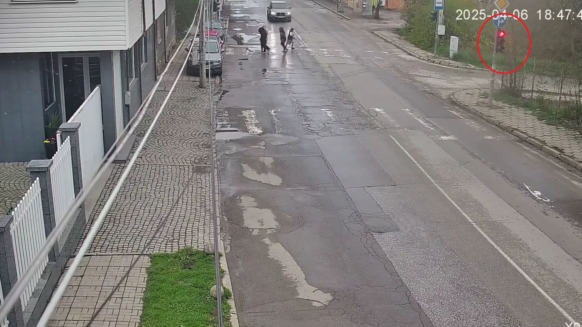 Джип мина на червено и едва не помете пешеходци в София (СНИМКИ)