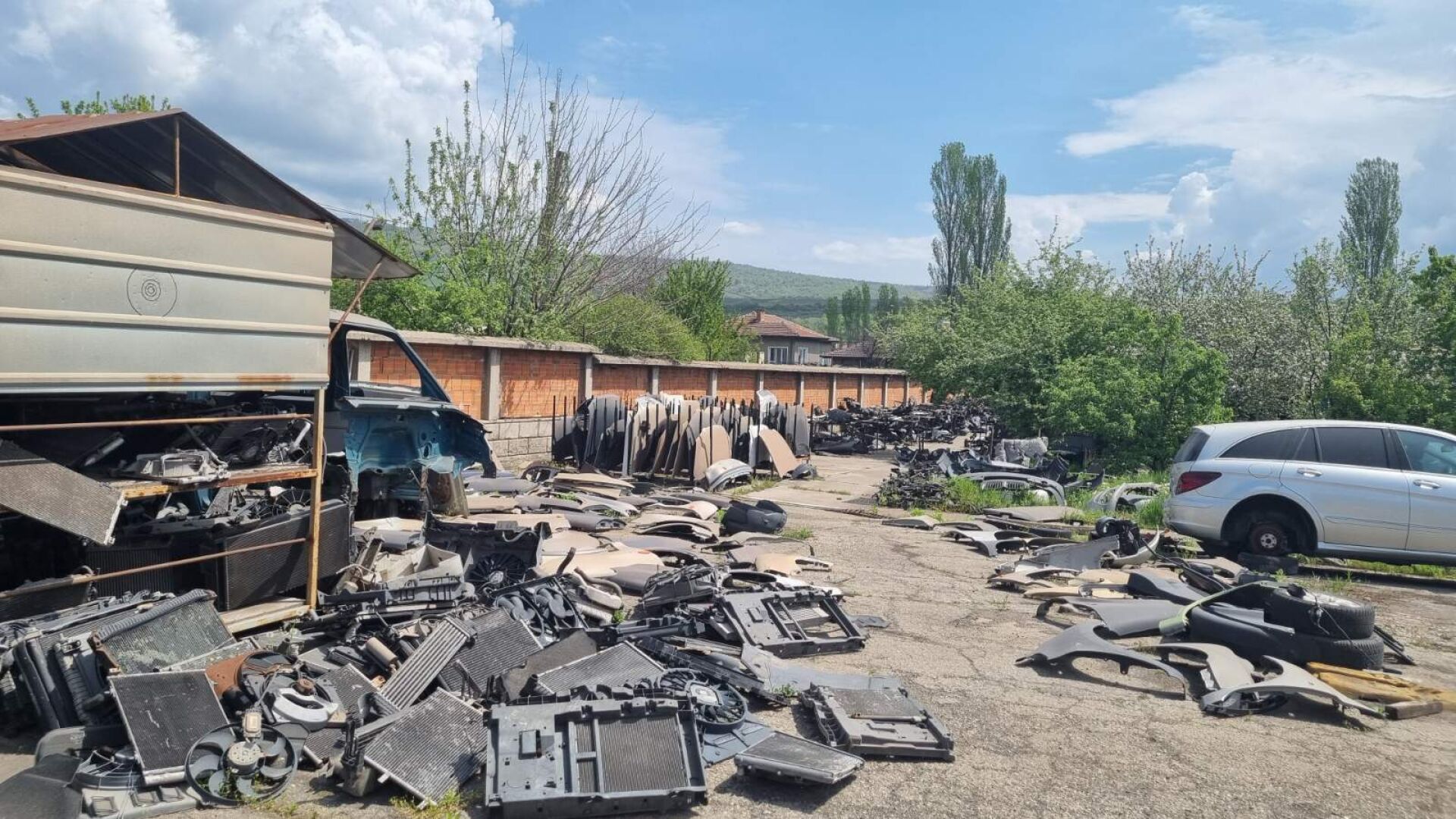 Разкриха автоморга, търгувала с крадени части у нас и в Италия (СНИМКИ)