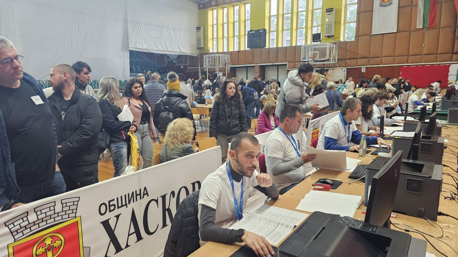 Хаос в Хасково: Комисиите чакат с часове заради грешки с чувалите