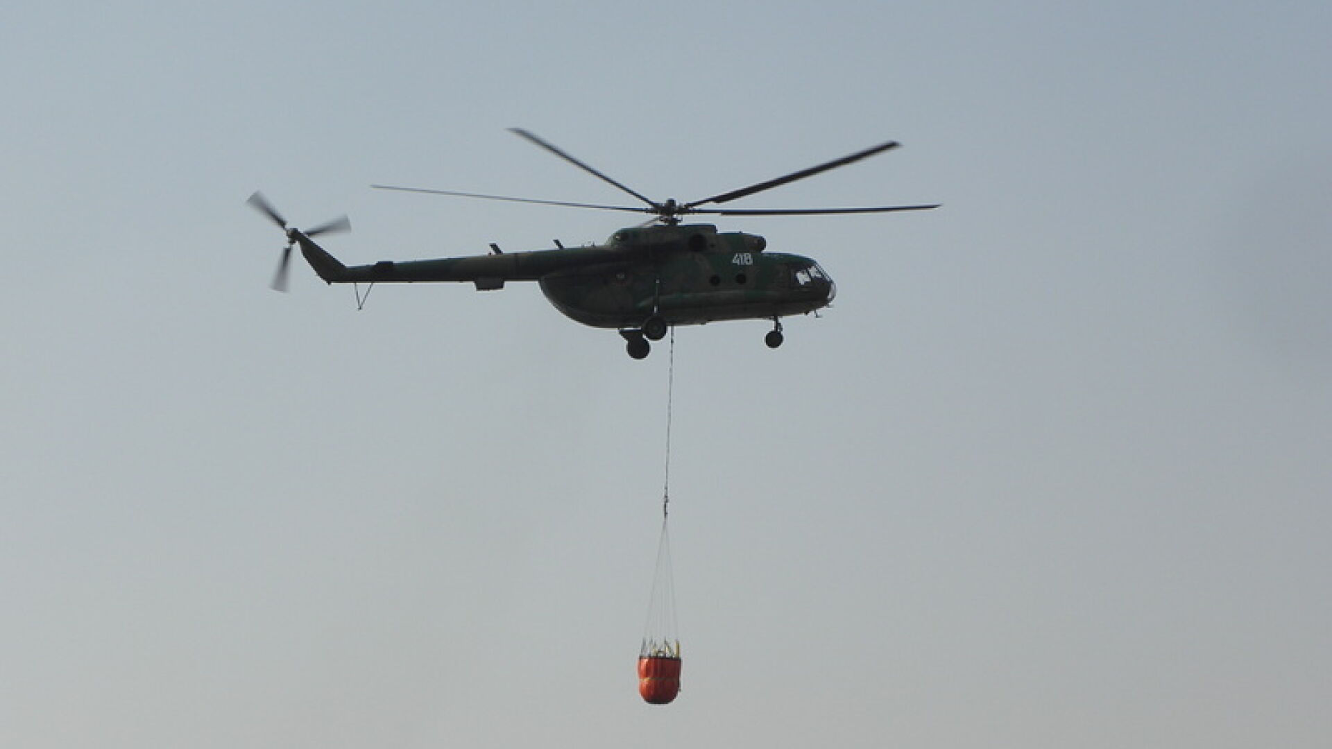 Военни трети ден помагат в гасенето на пожара в Рила