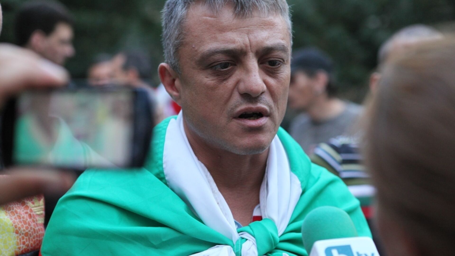 Петното на протест пред БНТ срещу войната в Сирия