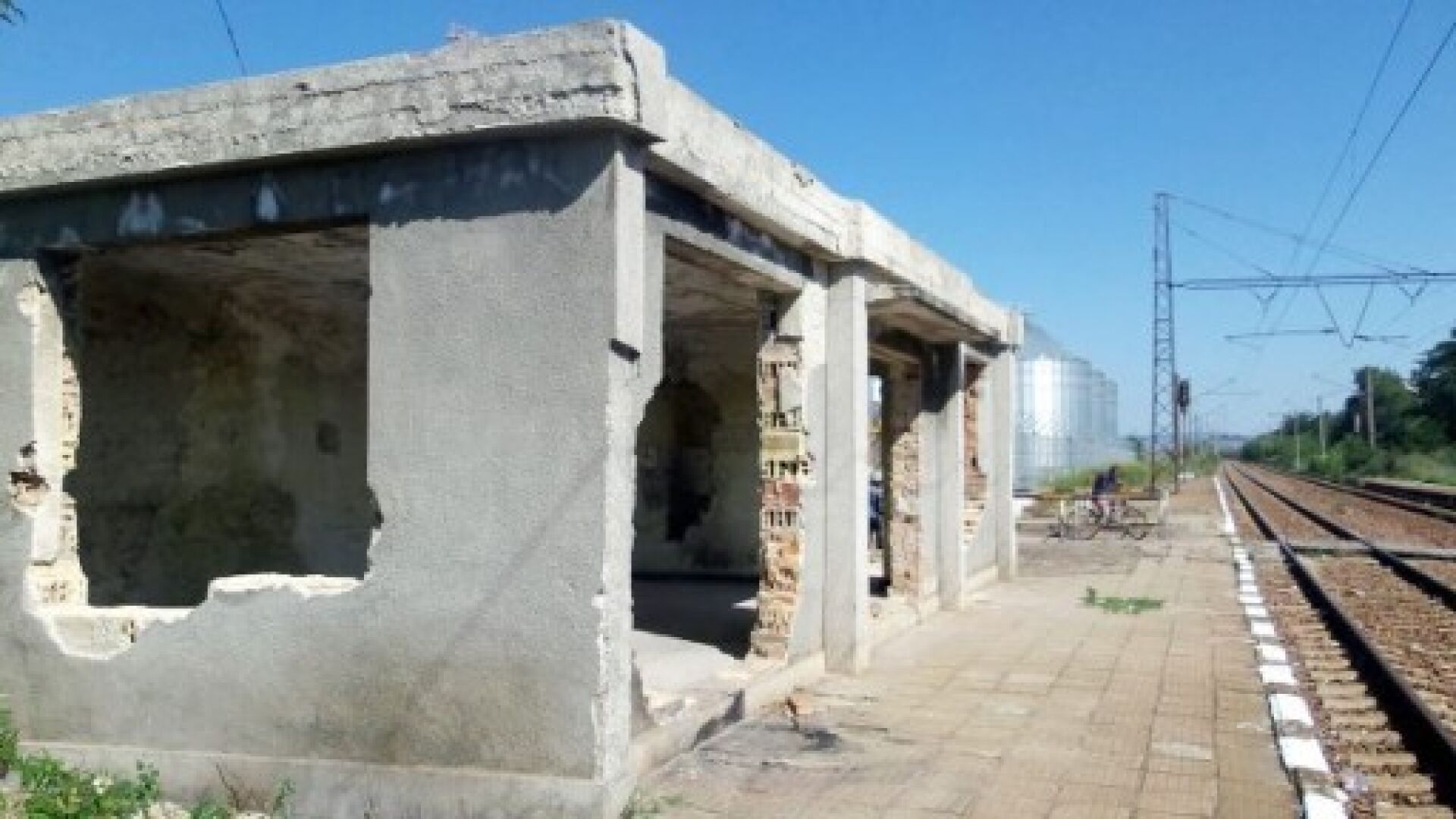 Действаща гара в Камено е полуразрушена (СНИМКИ)