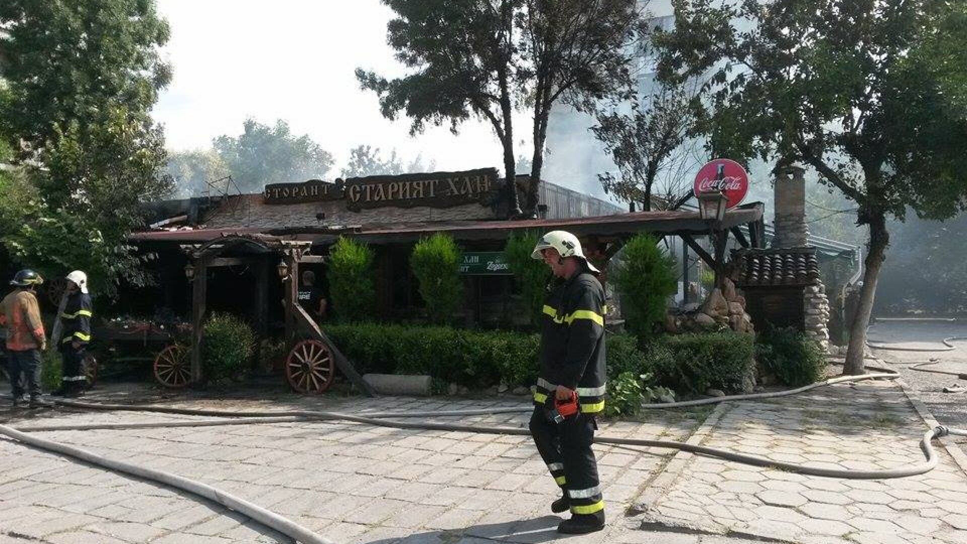 Пожар изпепели ресторант в центъра на Пловдив (СНИМКИ)