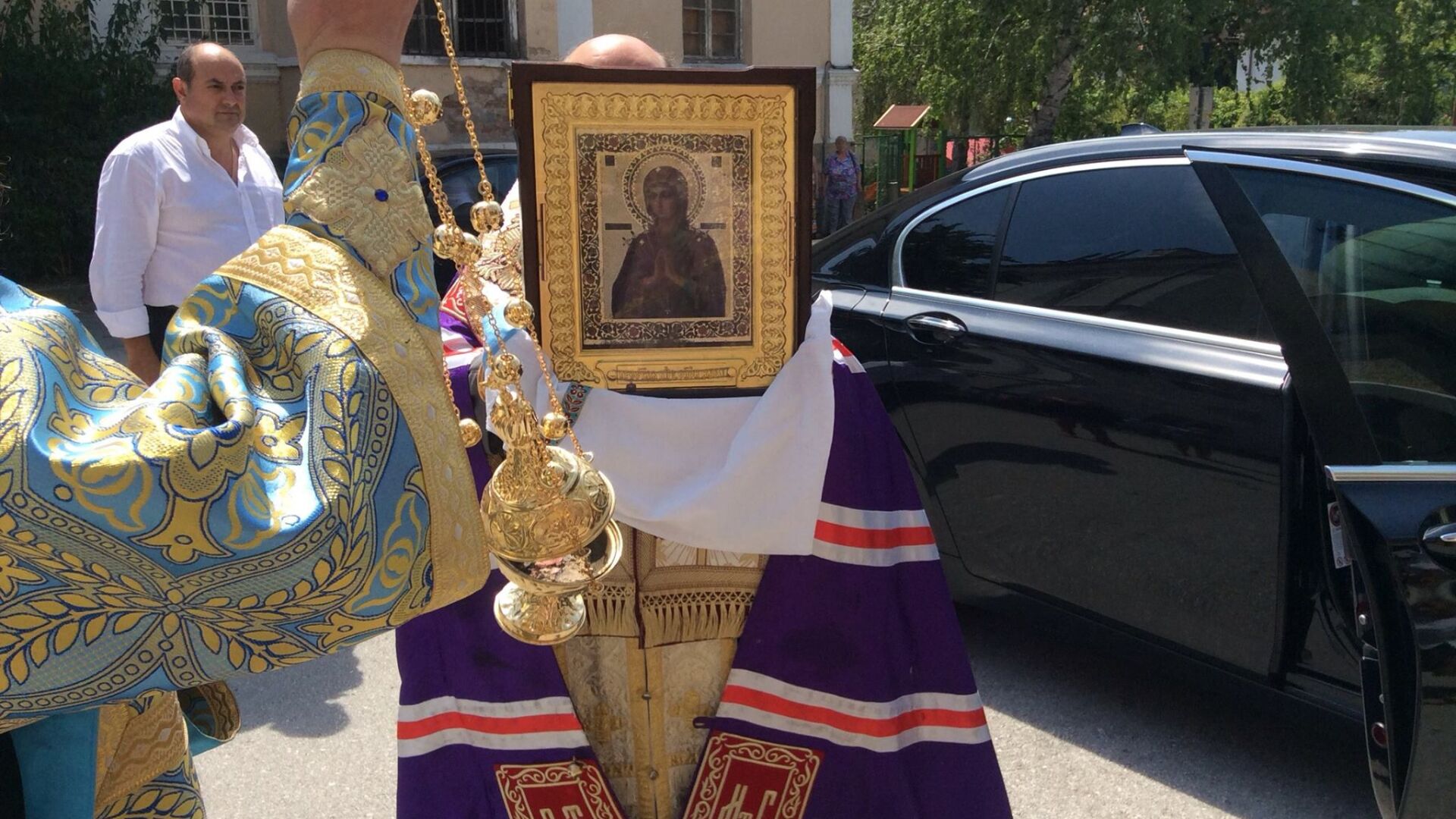 Чудотворна икона събра хиляди вярващи във Велико Търново (СНИМКИ)