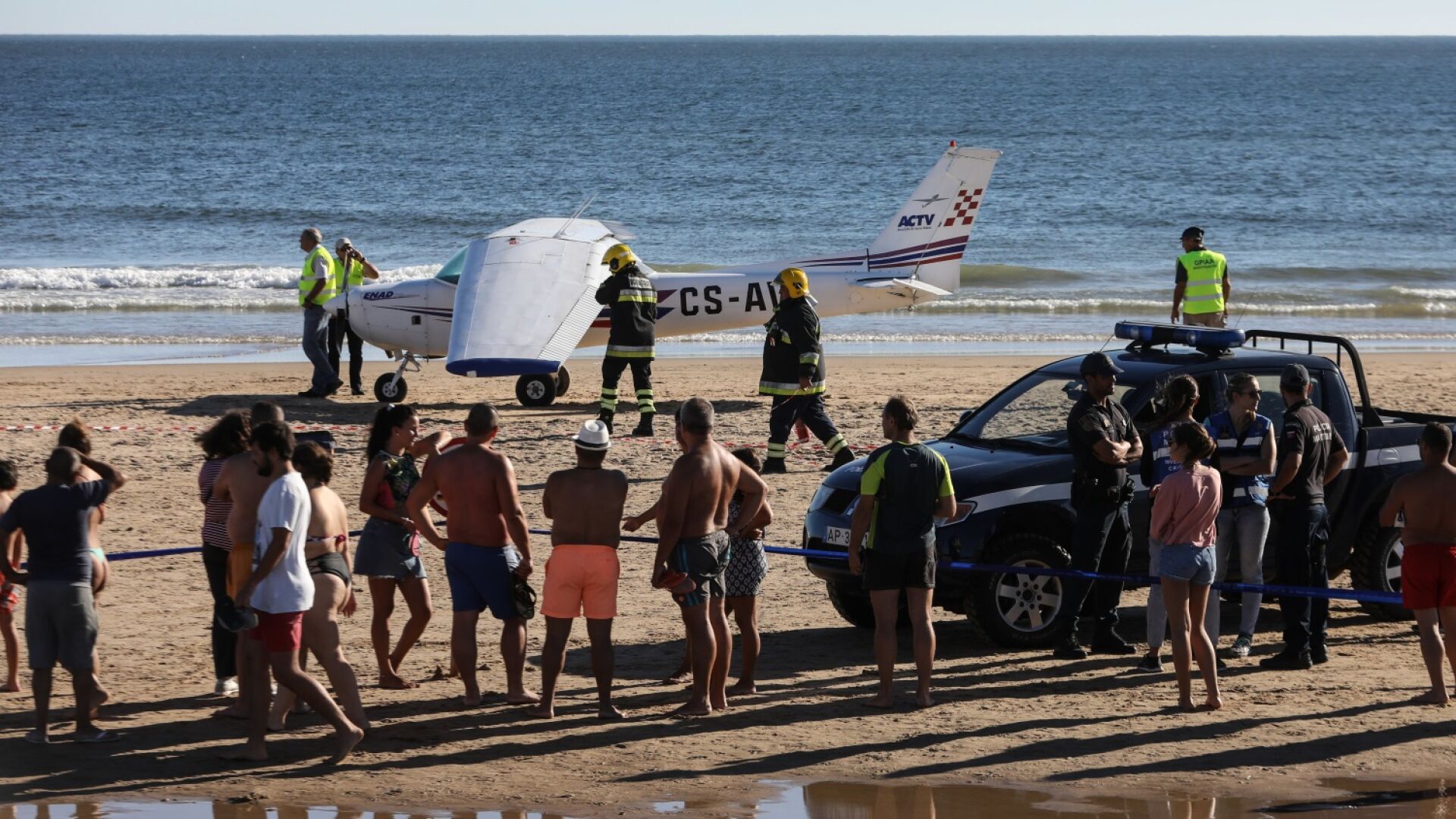 Самолет кацна на претъпкан плаж в Португалия, двама души загинаха