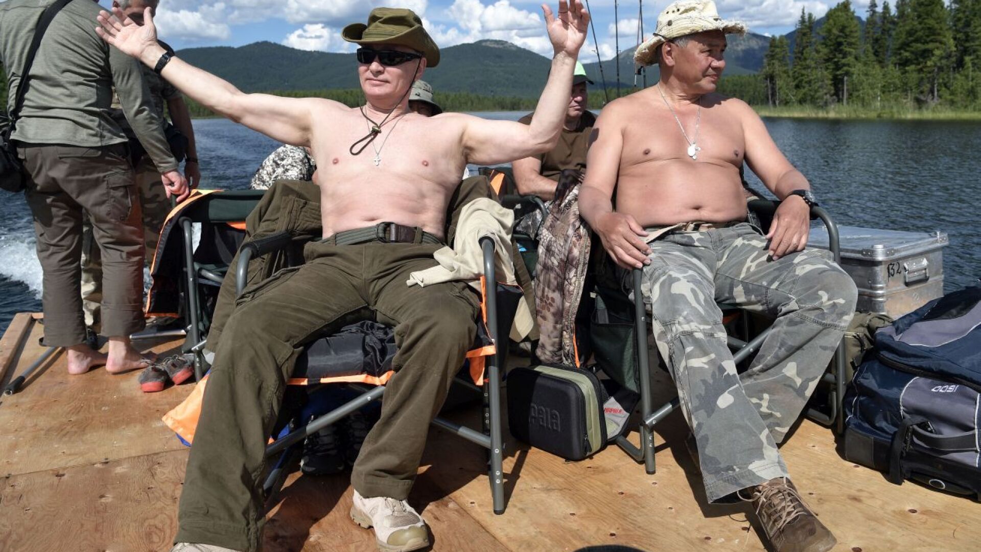 Владимир Путин се припича гол до кръста, гони щука два часа (СНИМКИ)