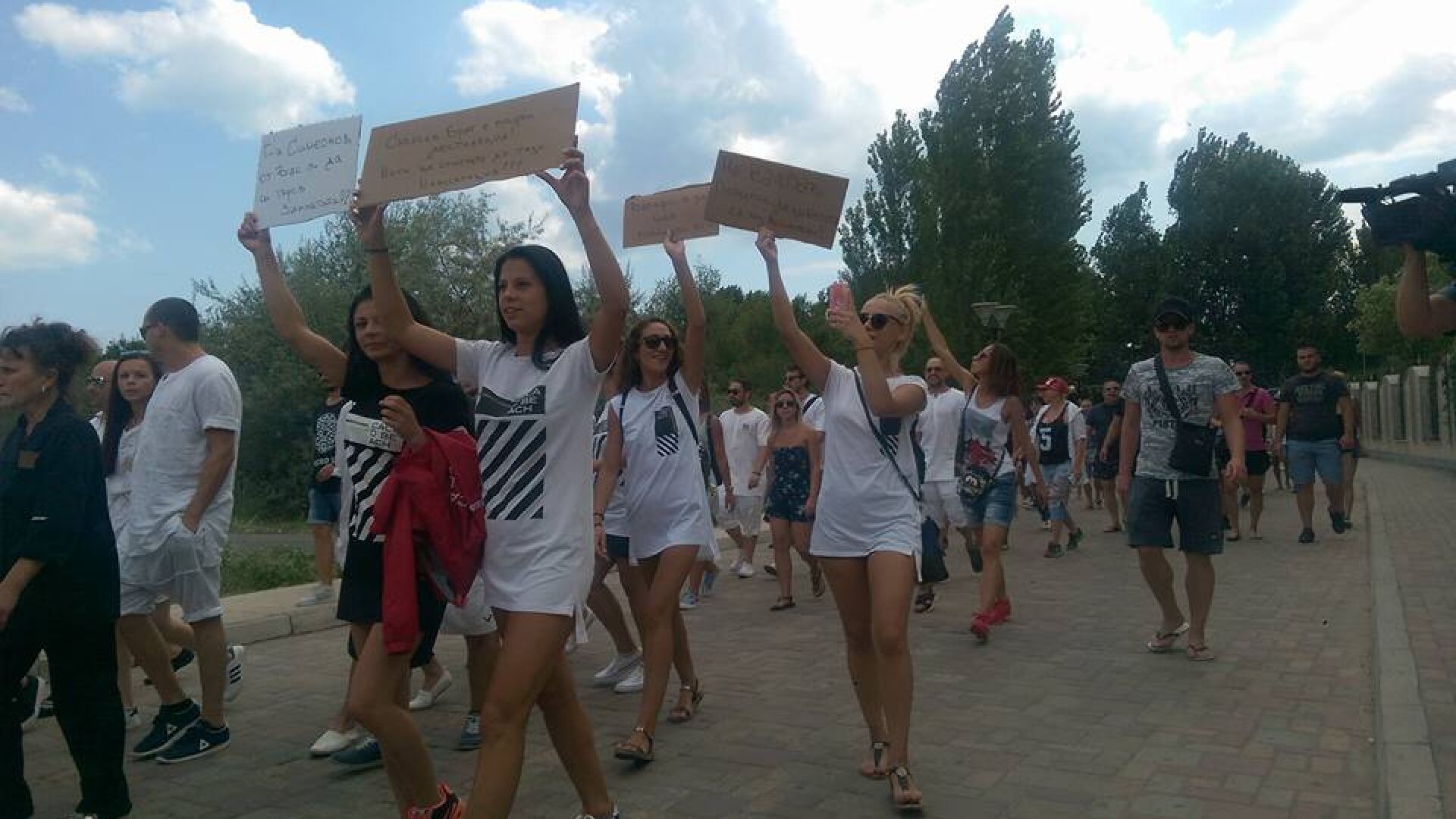 500 служители в Слънчев бряг излязоха на протест: Бойко, спри Валери! (ВИДЕО)