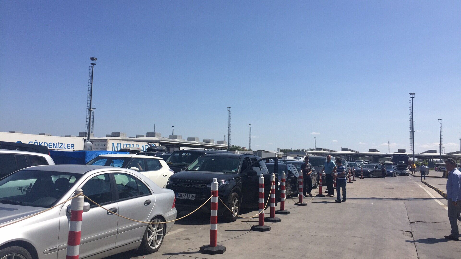 Огромни опашки се образуваха на граничен пункт „Капитан Андреево” (СНИМКИ)