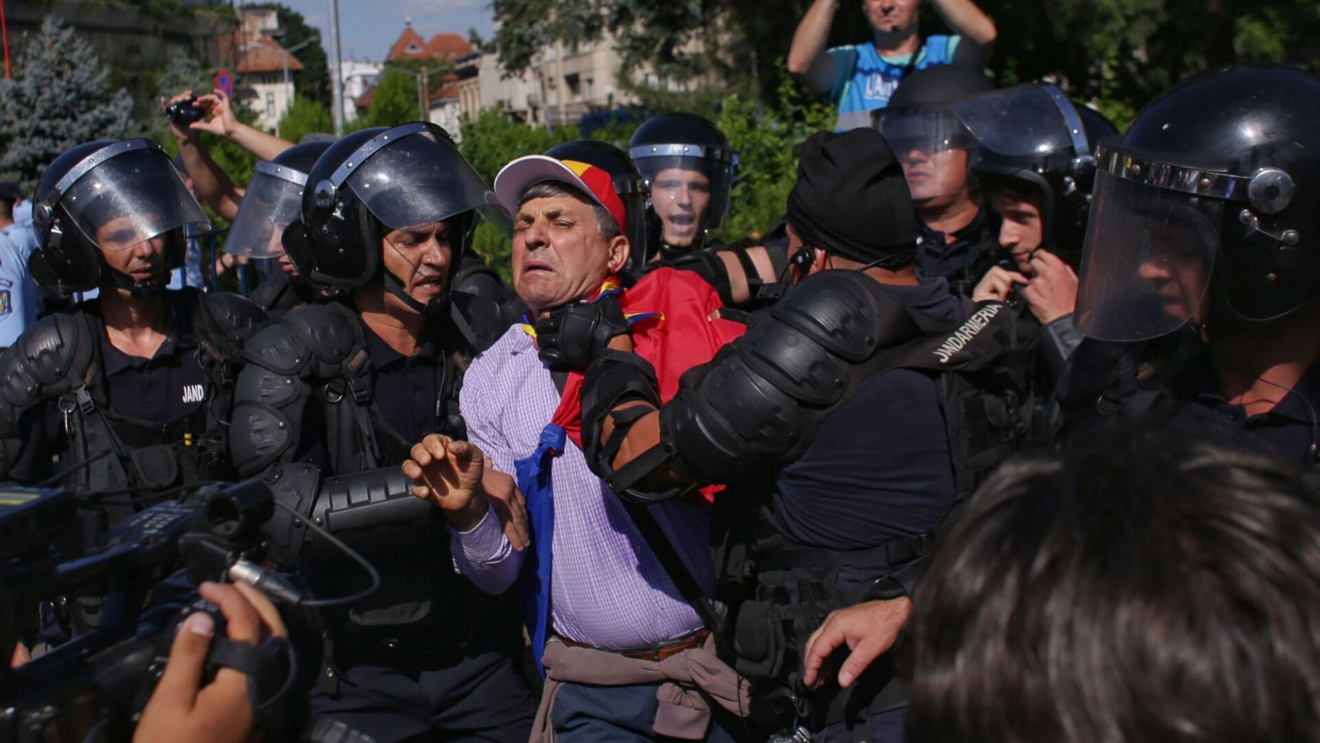 Батални сцени на антиправителствен протест в Букурещ (СНИМКИ И ВИДЕО)
