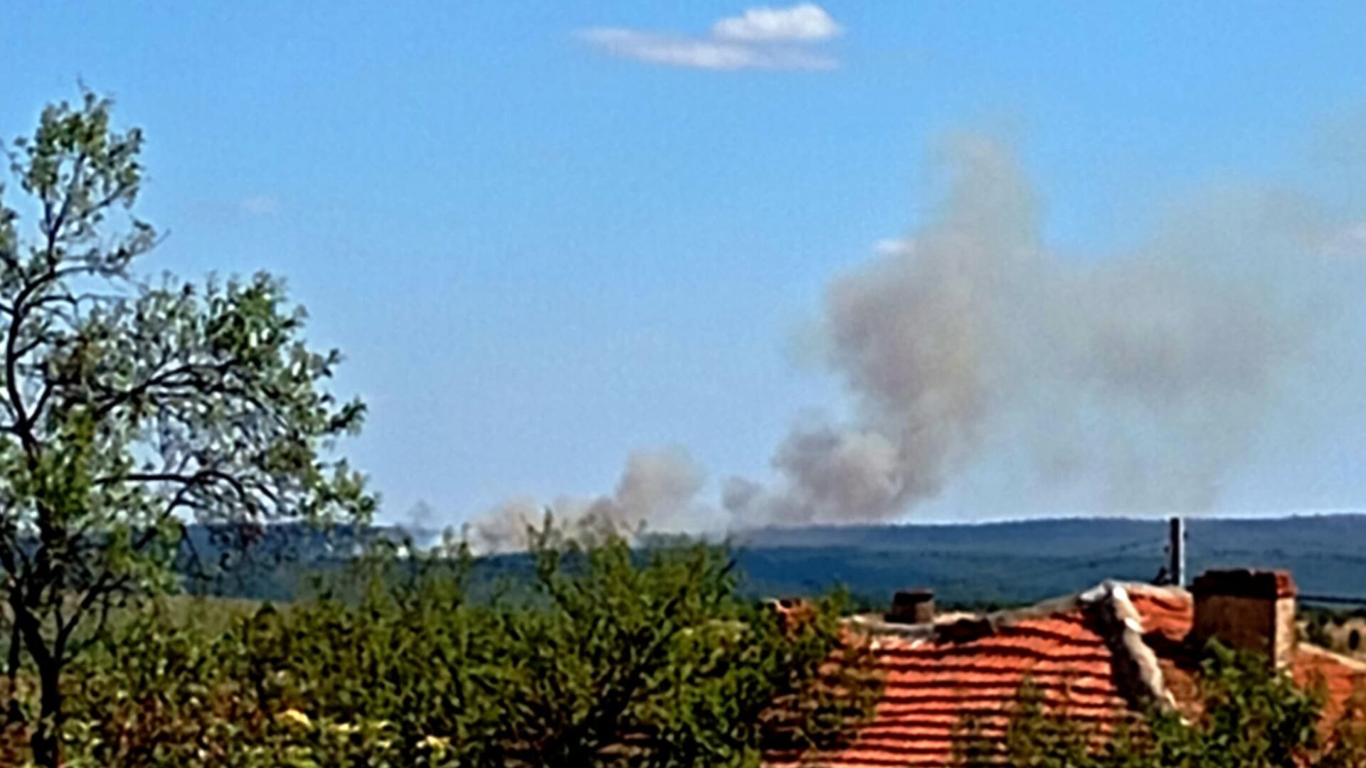 Пожар в землището на село Устрем, три пожарни екипа и доброволци на терен