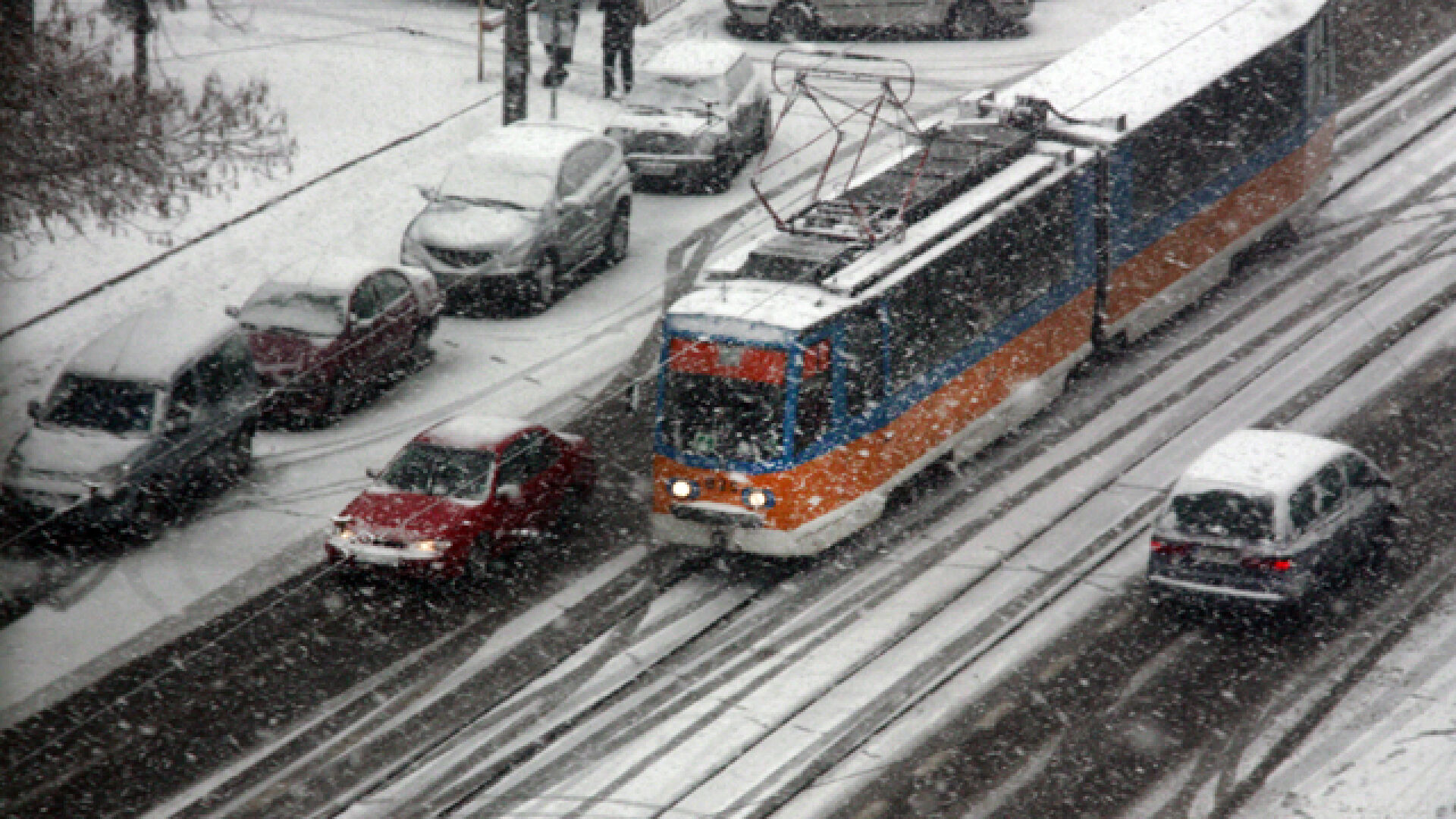Снежна покривка зави София