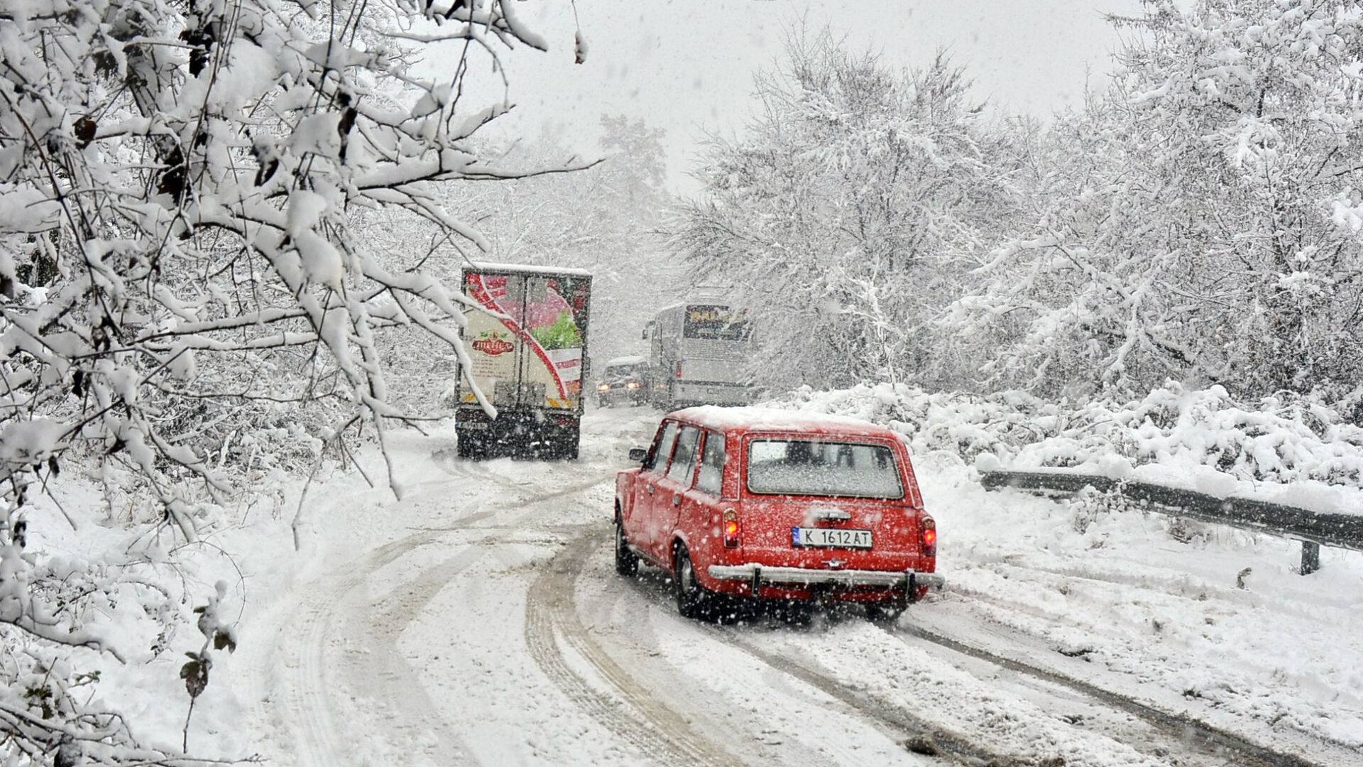 Сняг покри страната