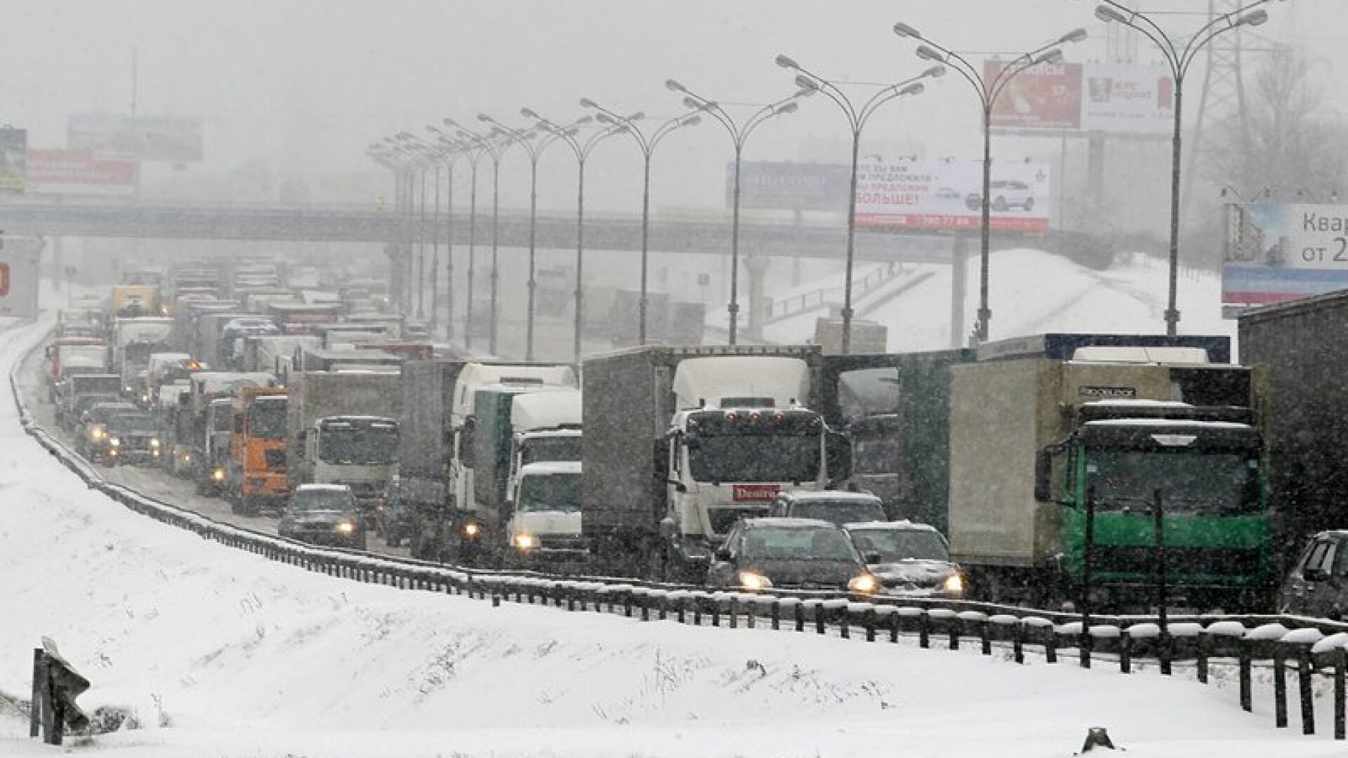 Сняг блокира основните пътни артерии в страната (СНИМКИ и ВИДЕО)