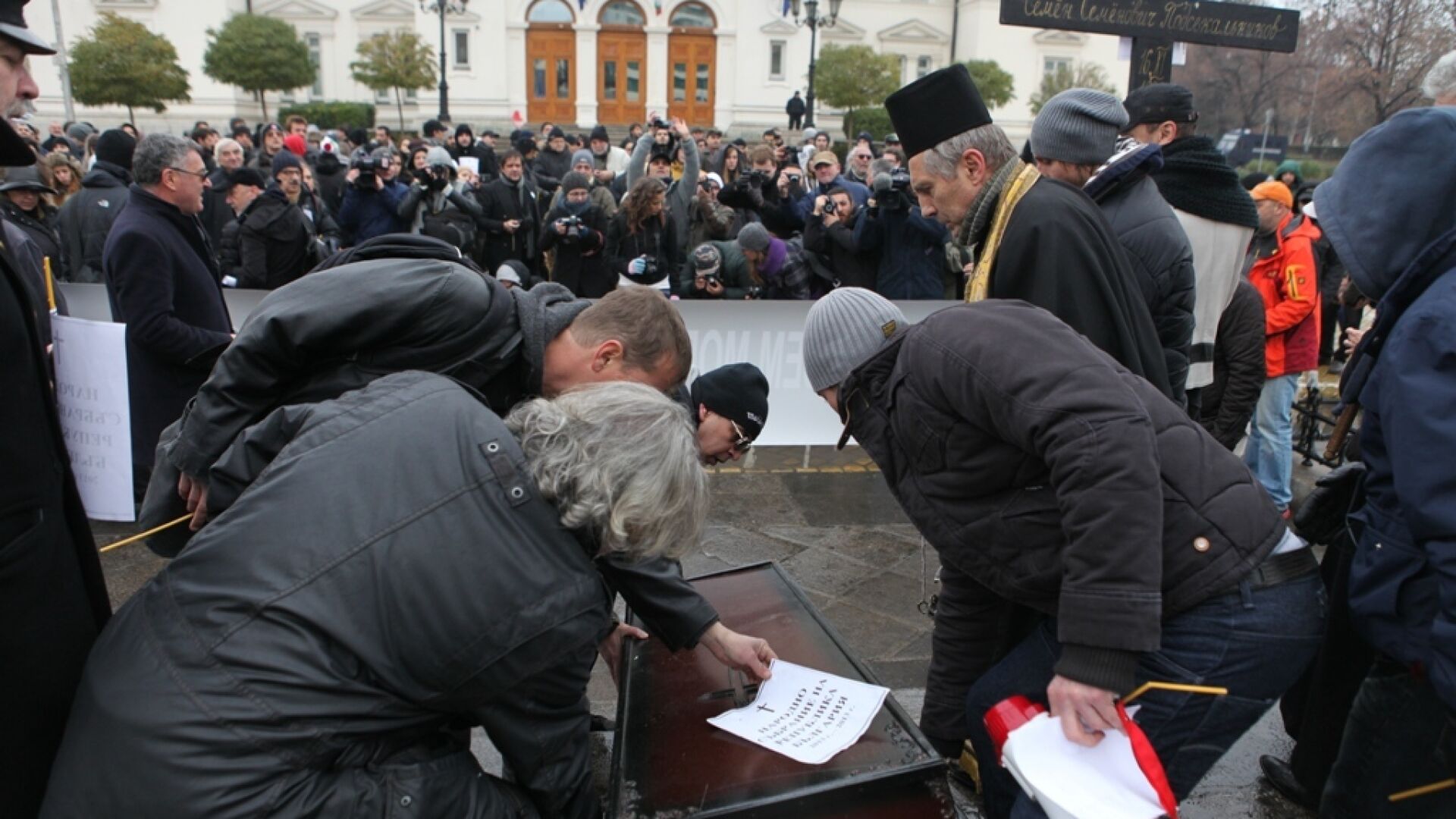 Хора на изкуството погребаха морала на правителството