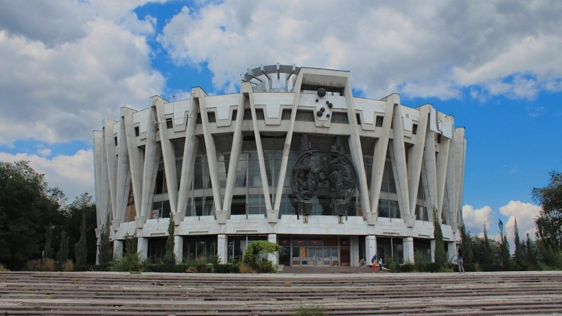 На изоставения манеж