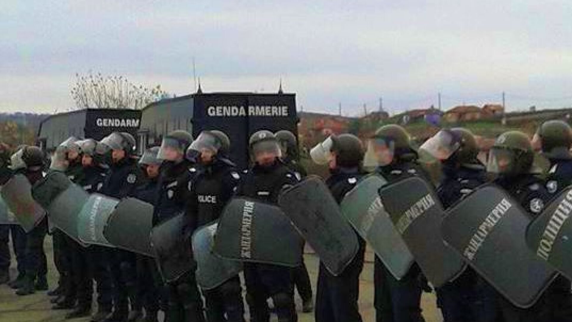 Радикали опитаха да яхнат протеста в Дебелт (СНИМКИ)