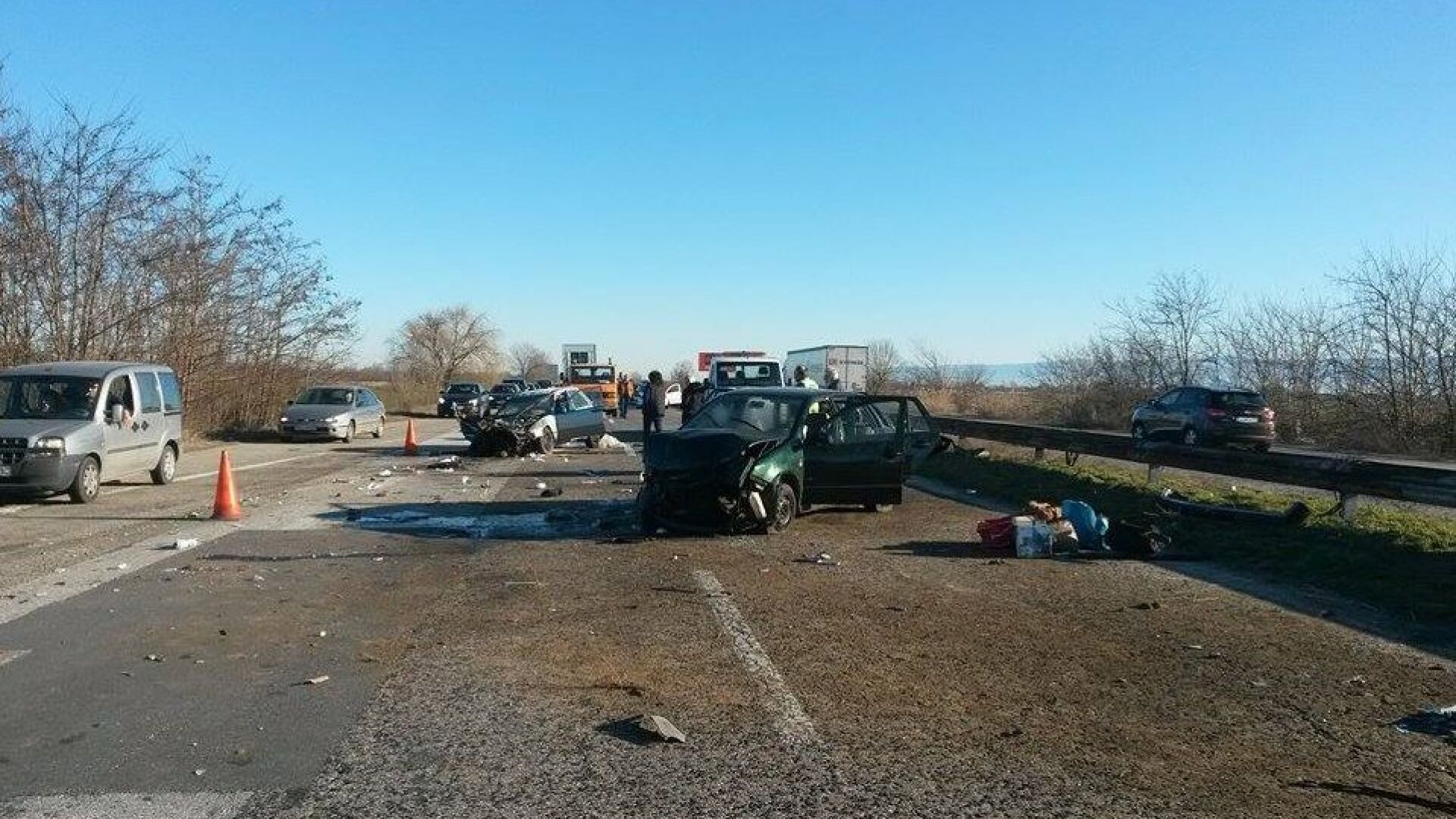 Двама ранени при две катастрофи на АМ 