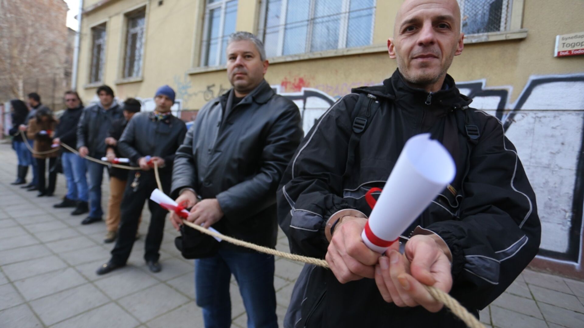 Бащи се оплакват на арменския поп (СНИМКИ)