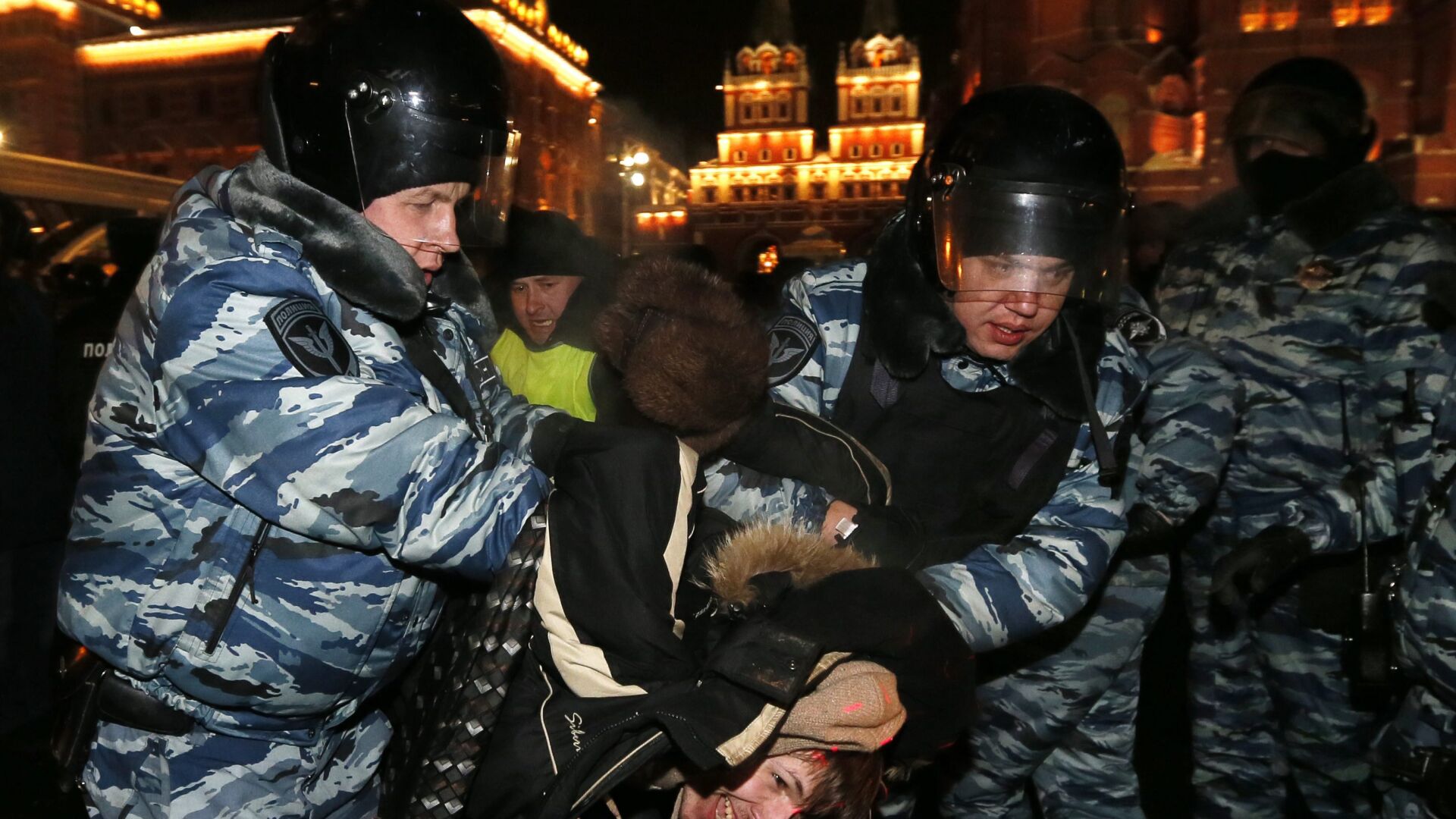 Около 250 души бяха задържани на протест в подкрепа на братята Навални
