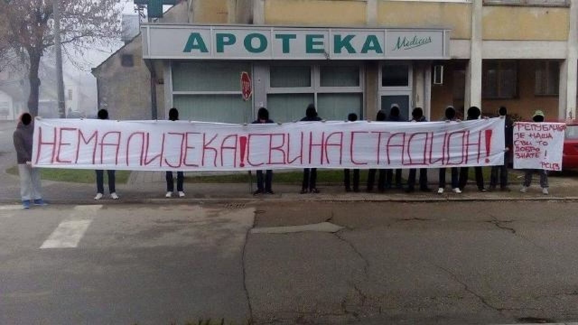 Феновете на Цървена звезда: Няма лекарство, всички на стадиона! (СНИМКИ)