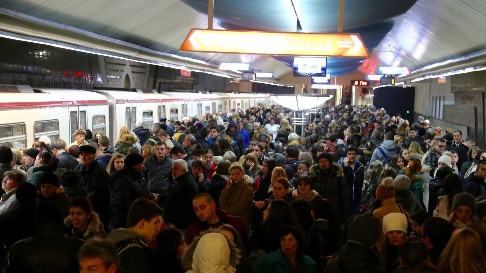 Авария в столичното метро парализира движението в час пик (СНИМКИ)