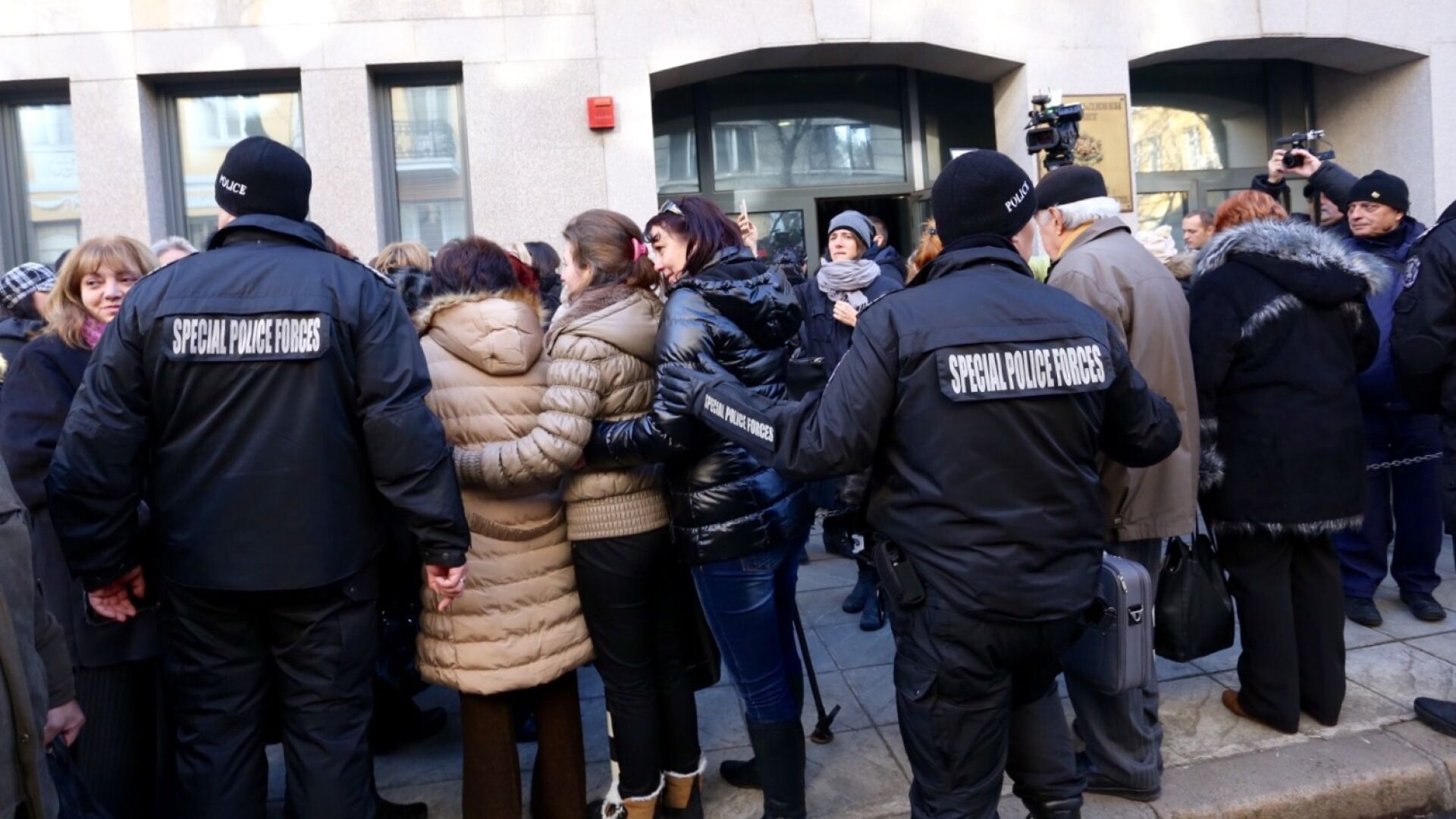 Съдии скандираха 