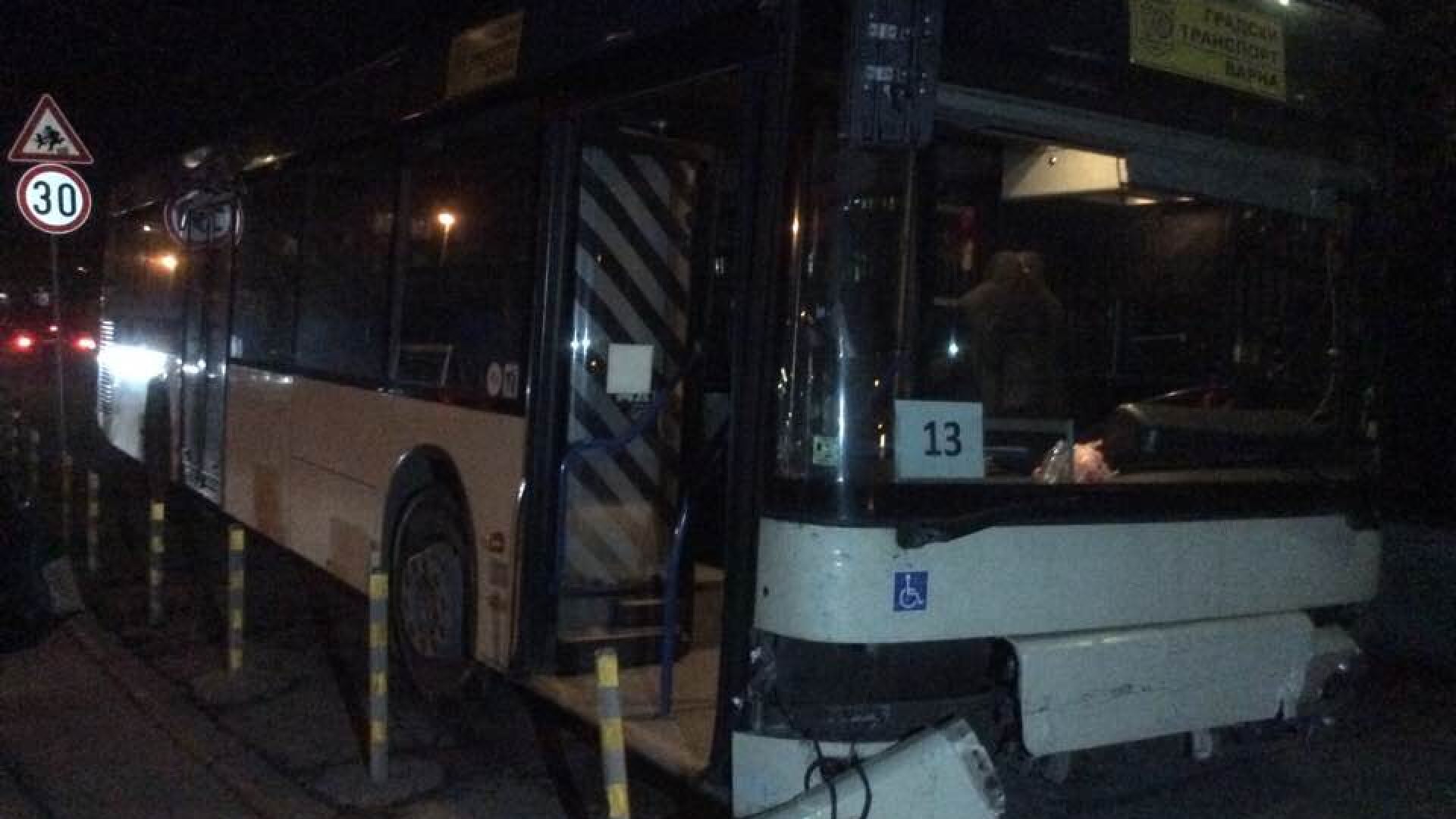 Автобус без шофьор, но с пътници, помете 4 коли във Варна (СНИМКИ)