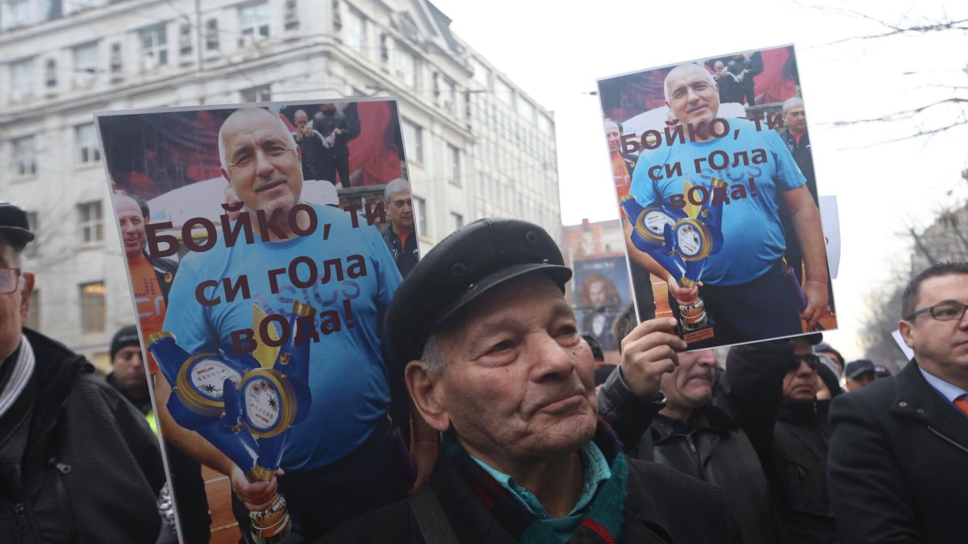 Заради поскъпването на водата: Протестиращи се събраха под прозорците на КЕВР (СНИМКИ) 