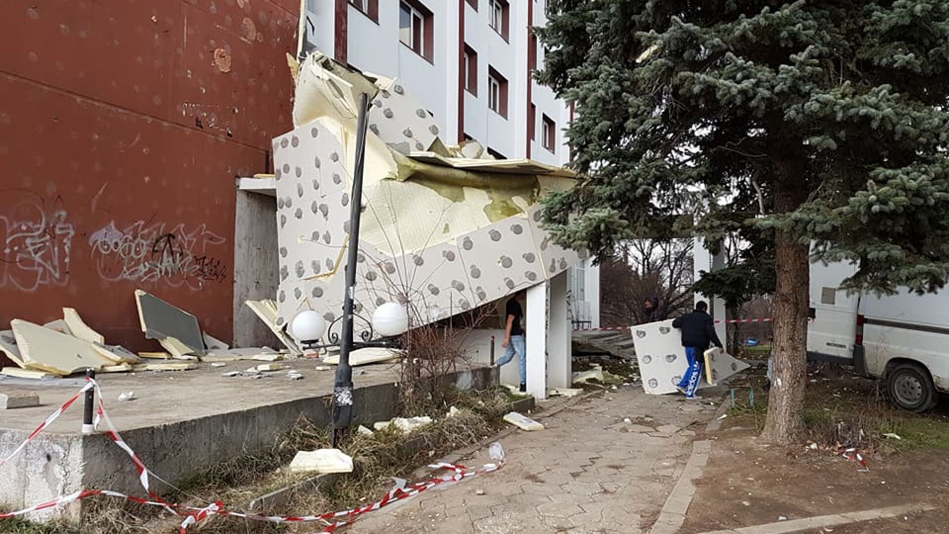 Падна изолация на блок в Студентски град (СНИМКИ И ВИДЕО)
