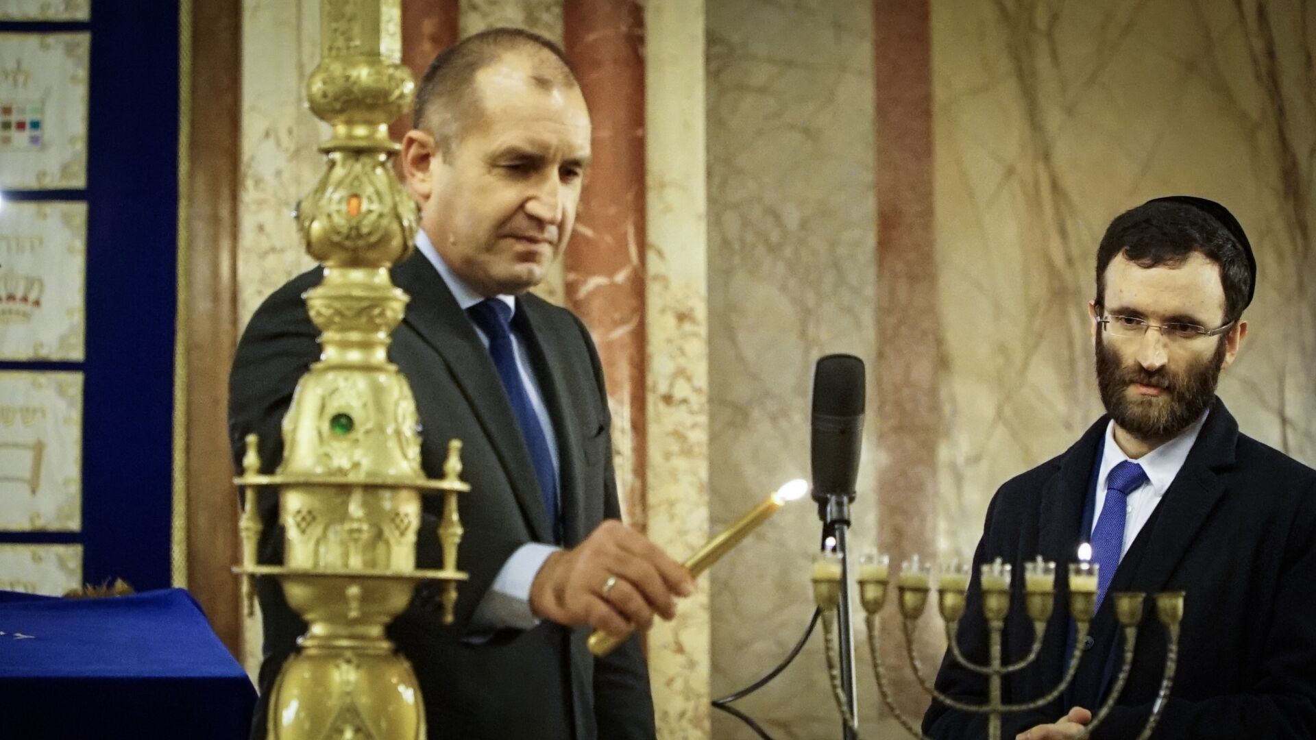 Президентът участва в церемонията за запалване на свещите на Ханука (СНИМКИ) 