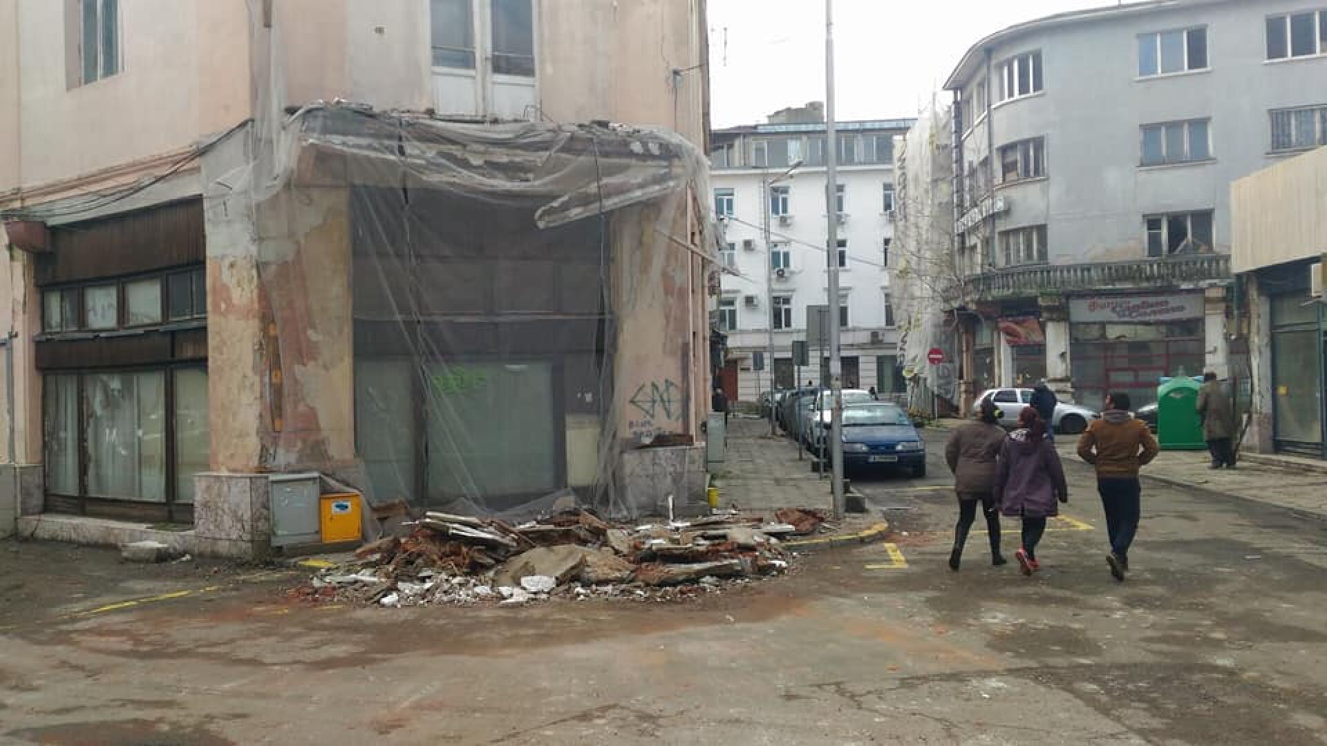 Тераса на стара сграда се срути в центъра на Бургас (СНИМКИ)
