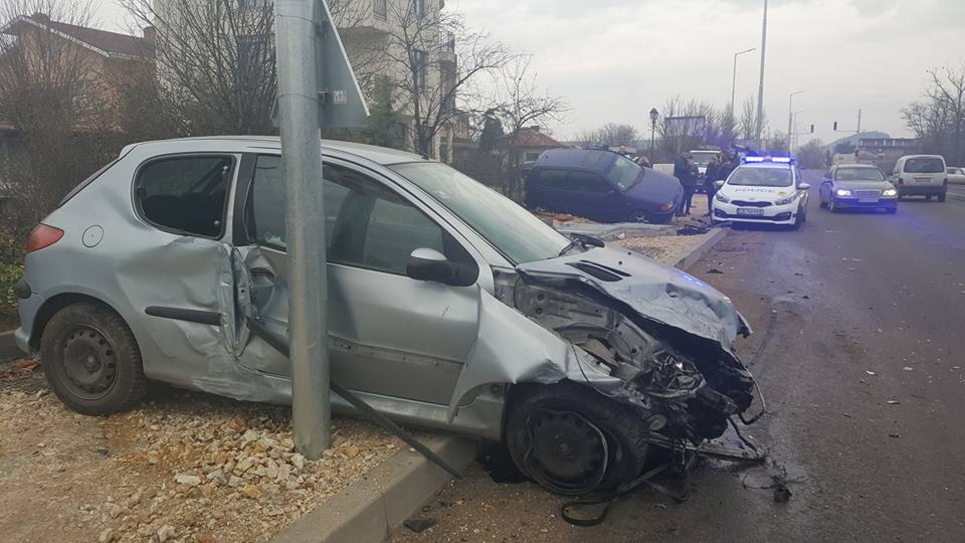 Работници в автомивка взеха кола „назаем”, катастрофираха с нея