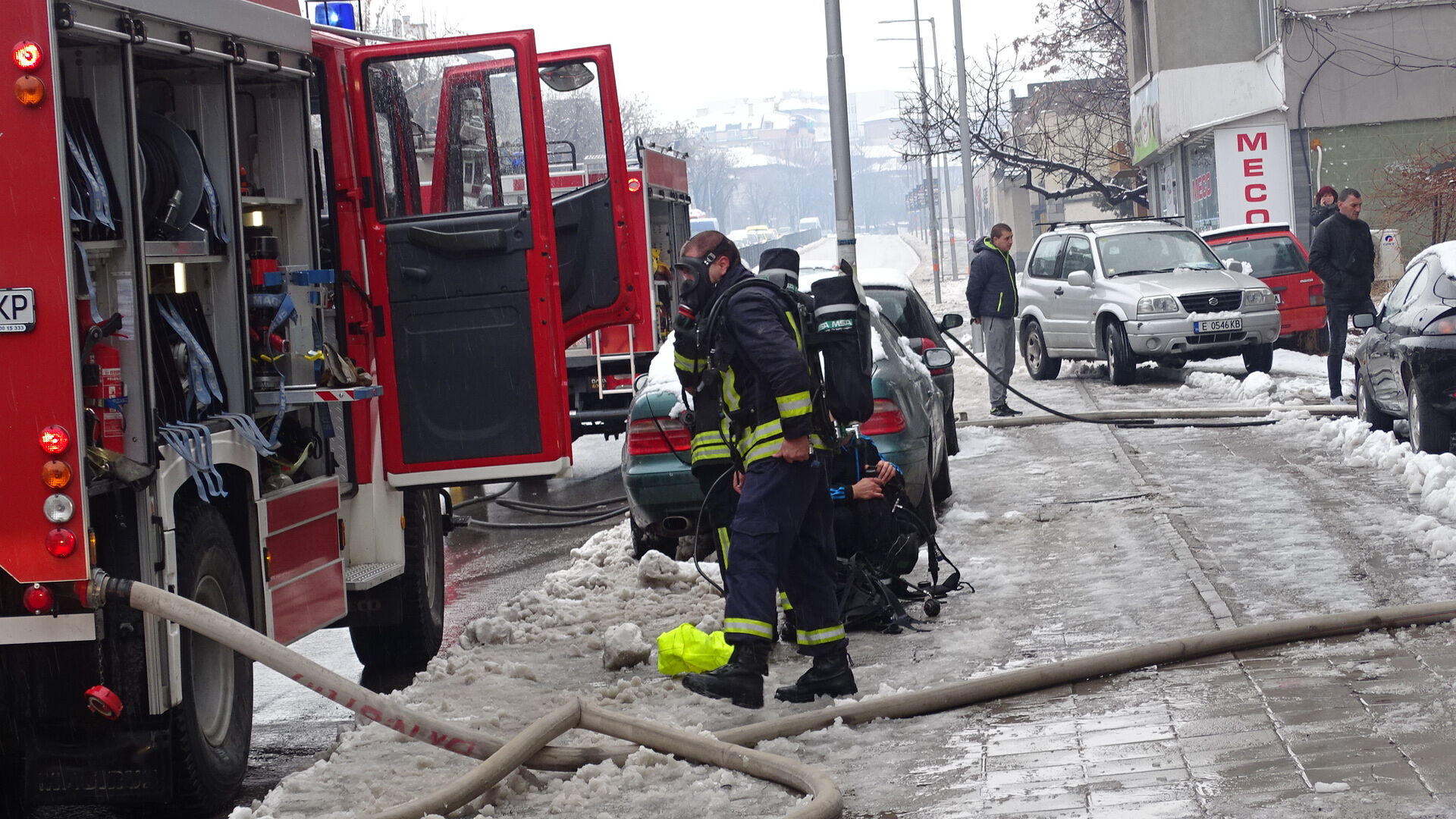 Две жени пострадаха при пожар в Благоевград (СНИМКИ)