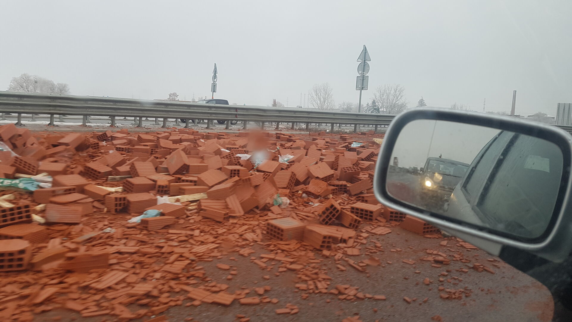 Поредна катастрофа в студеното време, тухли се разпиляха на пътното платно