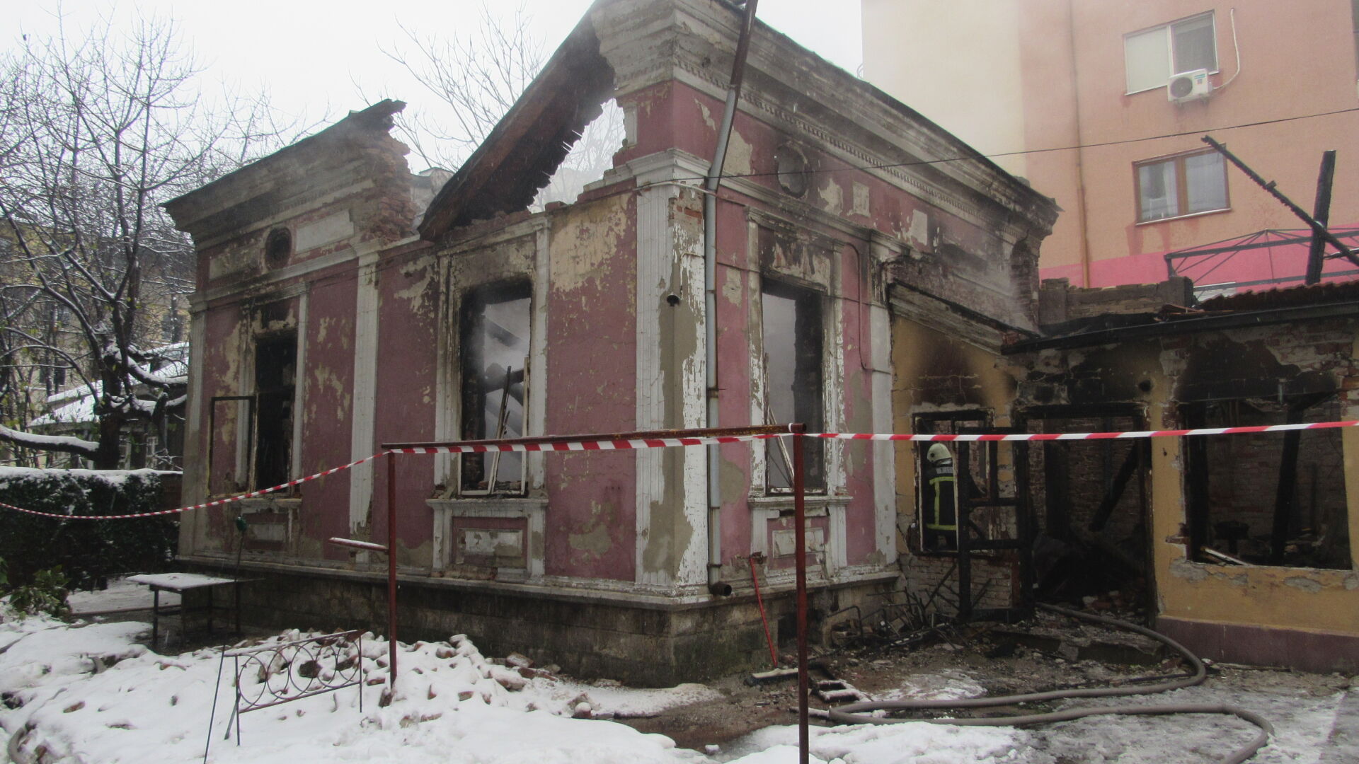 Пожар изпепели къща в Русе (СНИМКИ)