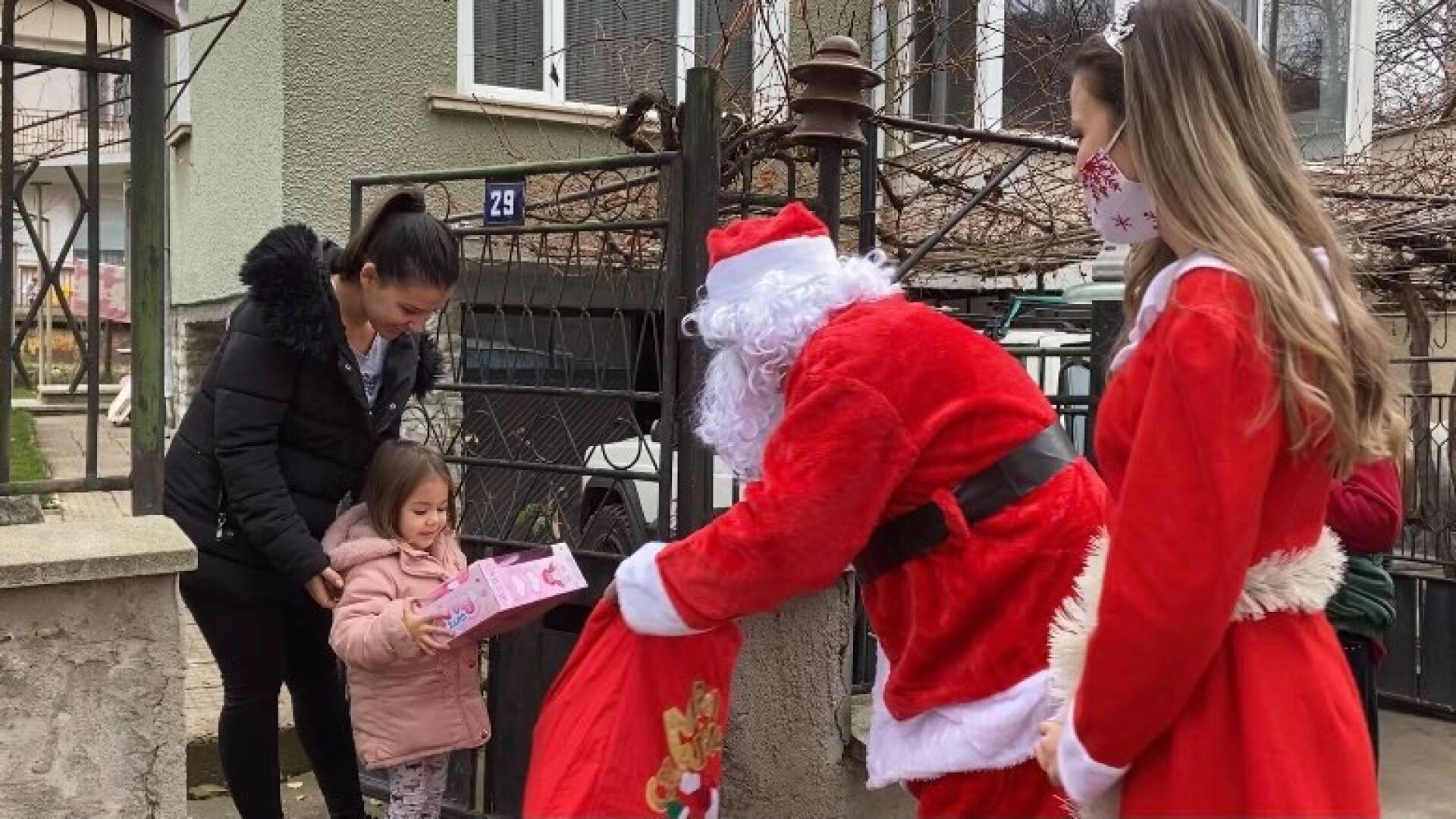 Дядо Коледа зарадва лично децата в Годеч (СНИМКИ)