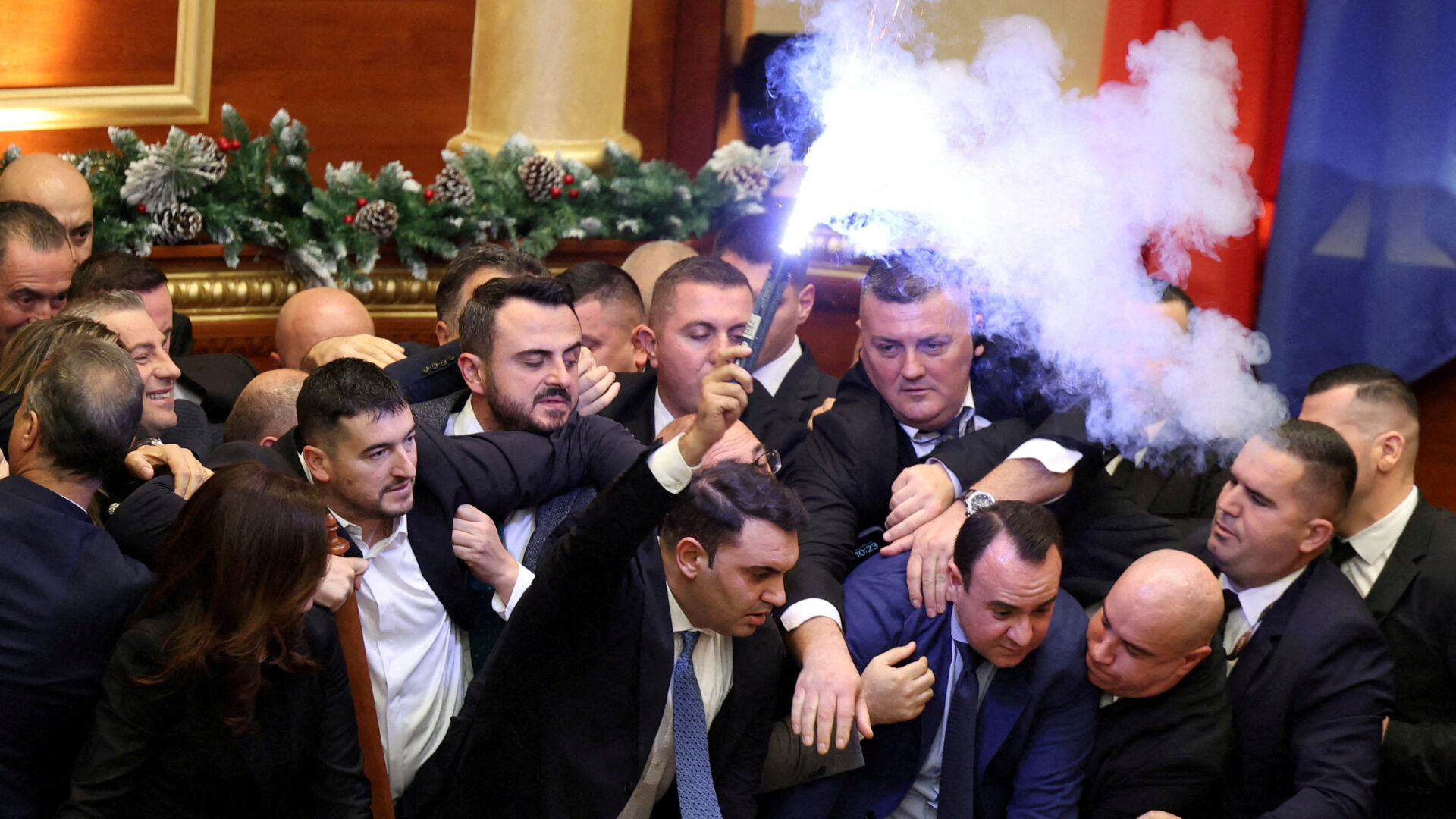 „Без парламент с тези, които крадат“: Факли и бой в албанския парламент след корупционен скандал с вицепремиера за милиони