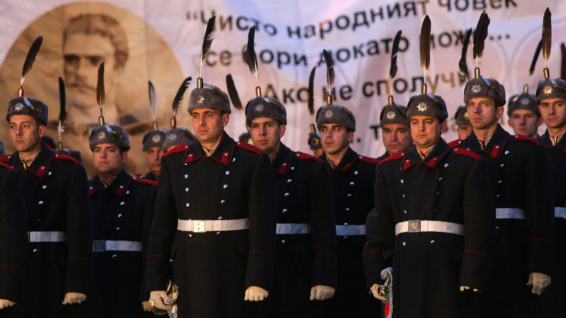 Там близо край град София  стърчи, аз видях, черно бесило...