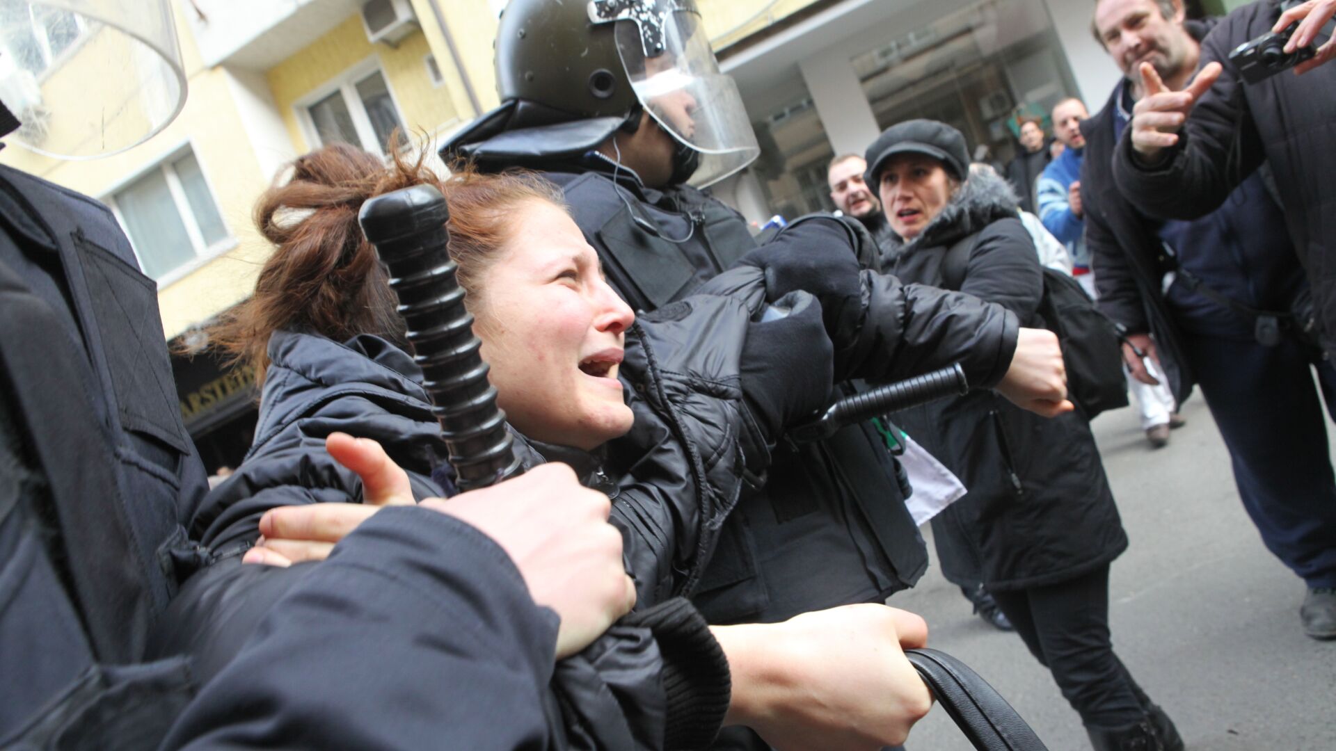 Масов бой с полицията, палеж на монополите и обстрел с яйца и домати в деня на народно недоволство