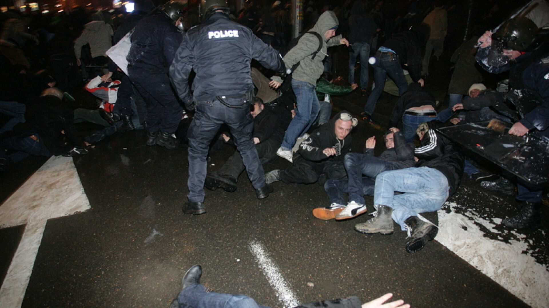 Арести, разбити глави и държавни мъже, 
