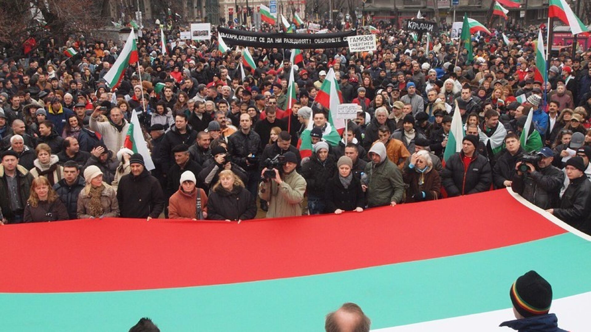 Над 40 000 протестираха във Варна, пловдивчани палиха конституцията