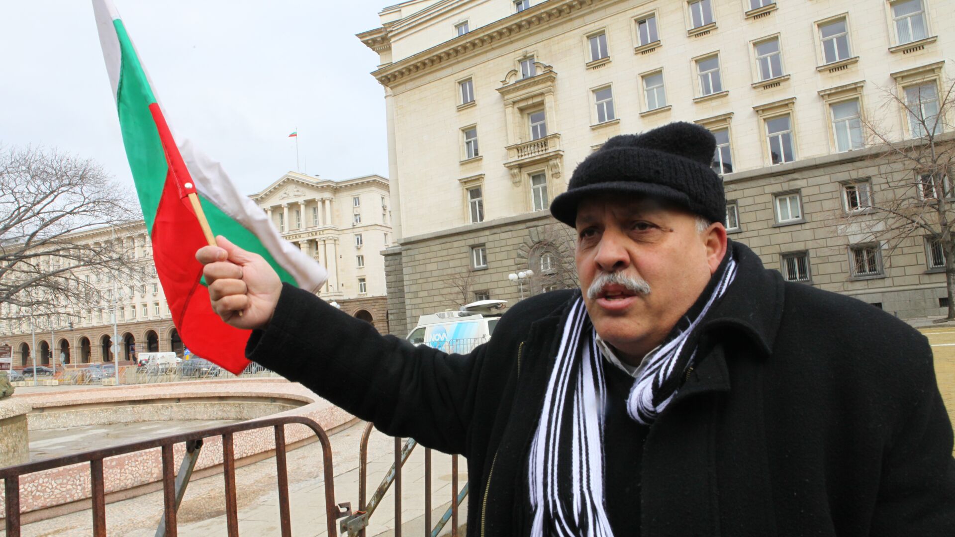 Мъж заплашва да се самозапали на 