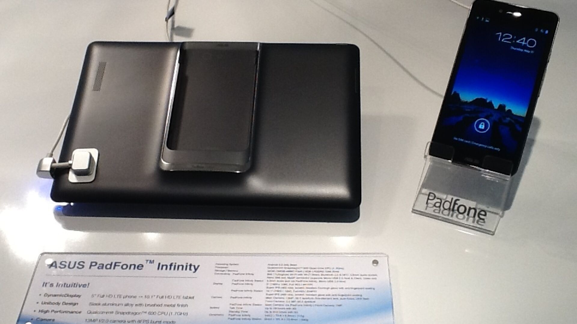 Asus впечатляват с хибридния Padfone Infinity