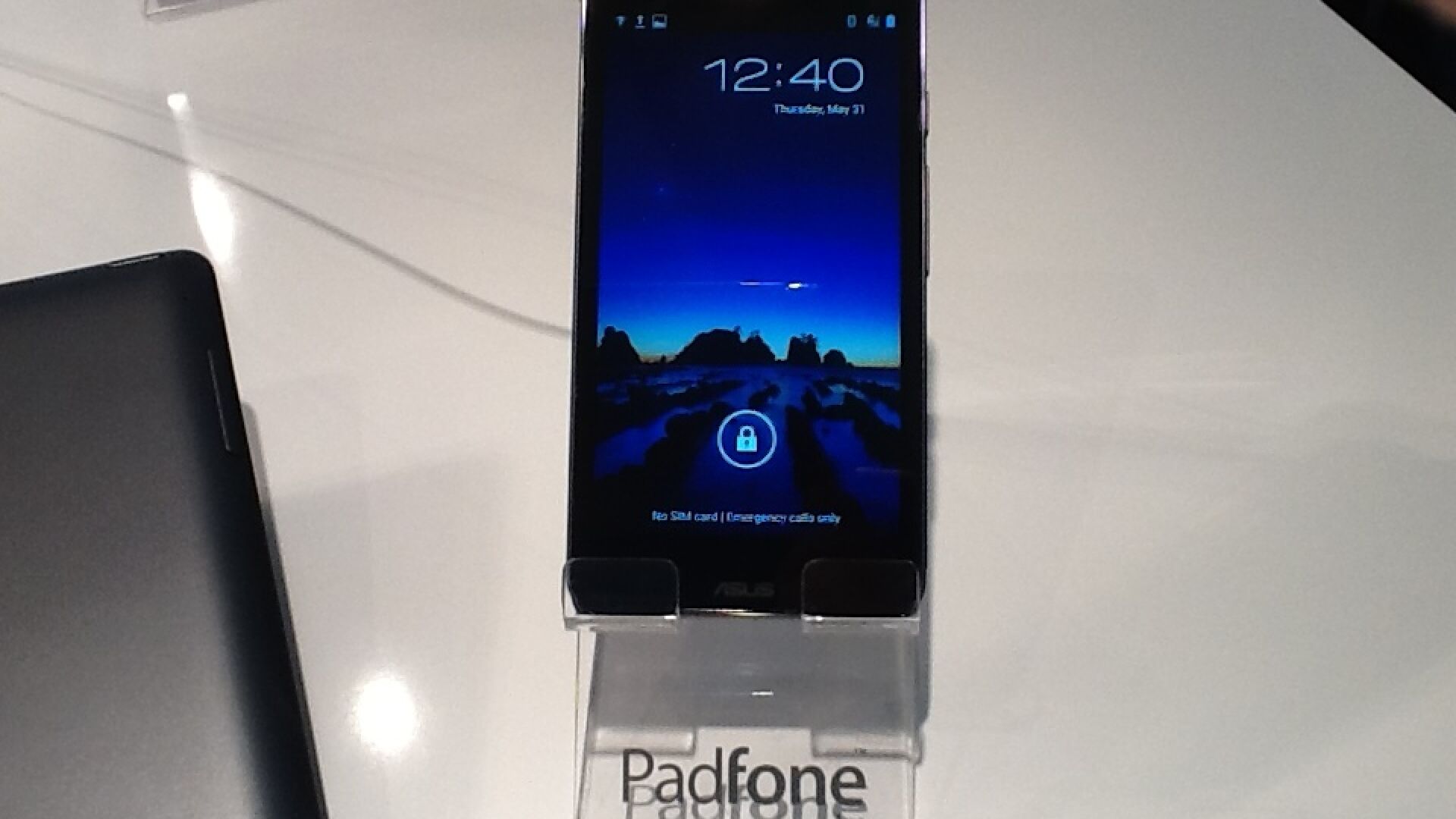 Asus впечатляват с хибридния Padfone Infinity