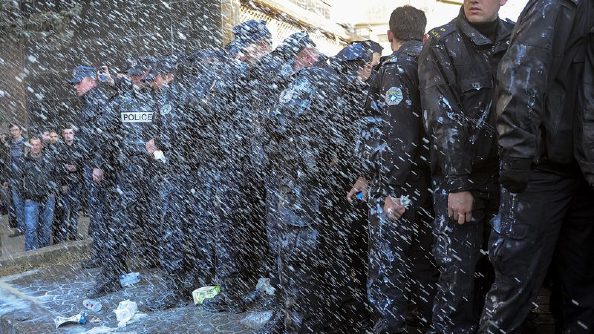 Ранени полицаи и арести в Косово