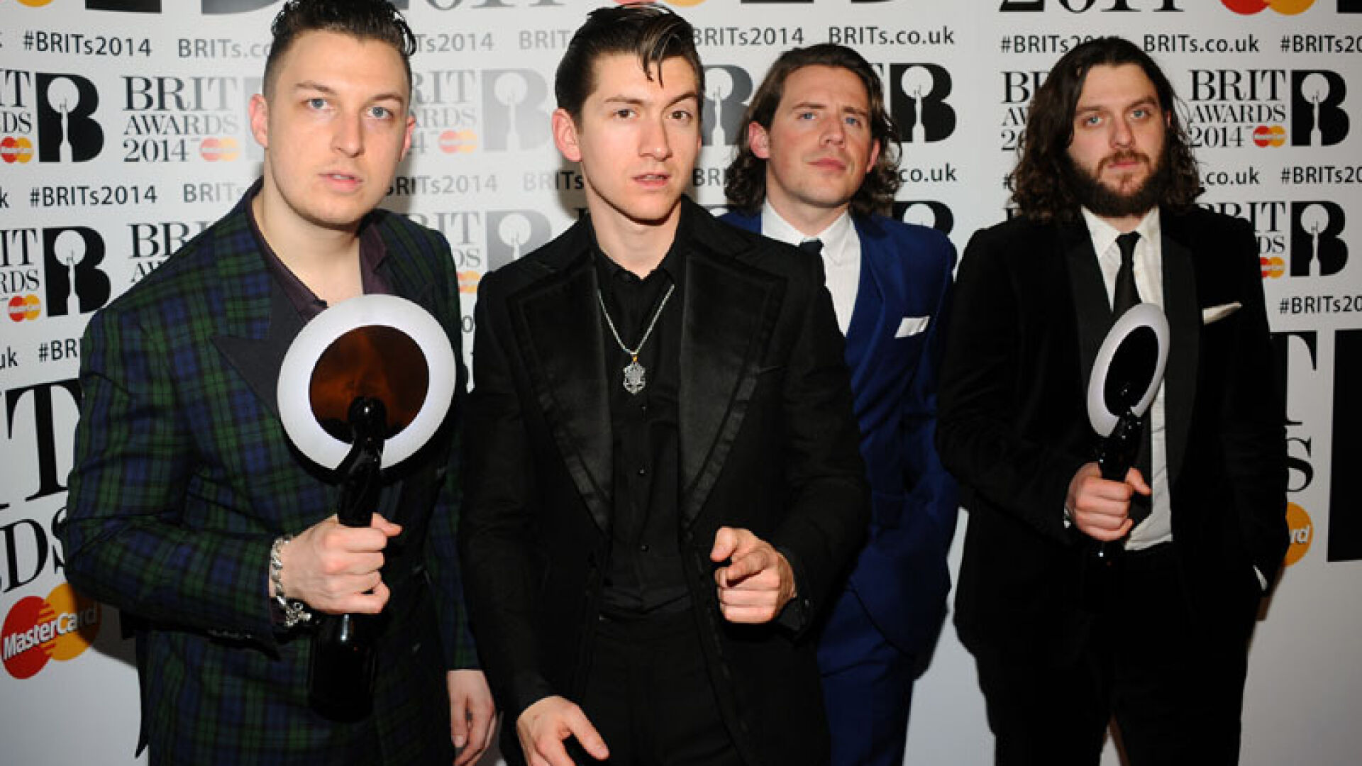 Arctic Monkeys сразиха One Direction в топ категориите на наградите БРИТ