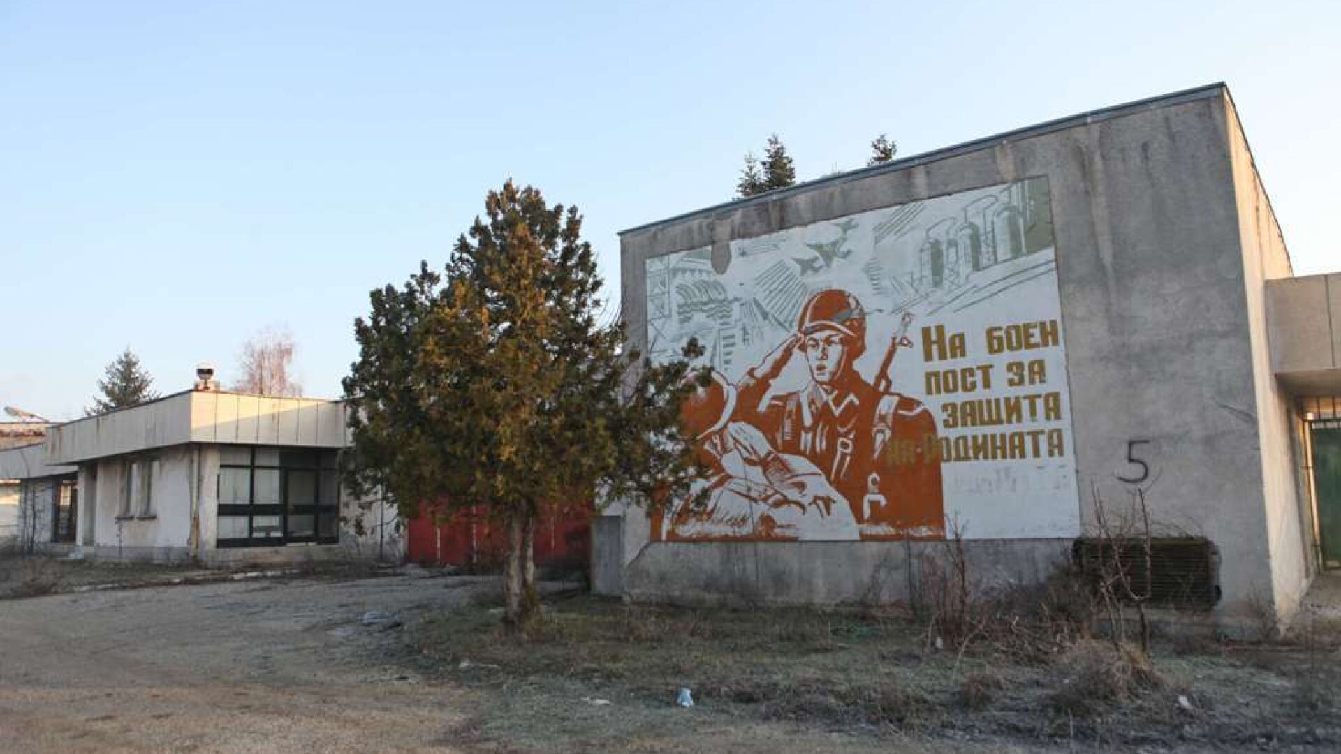 Военни камиони изнасят 