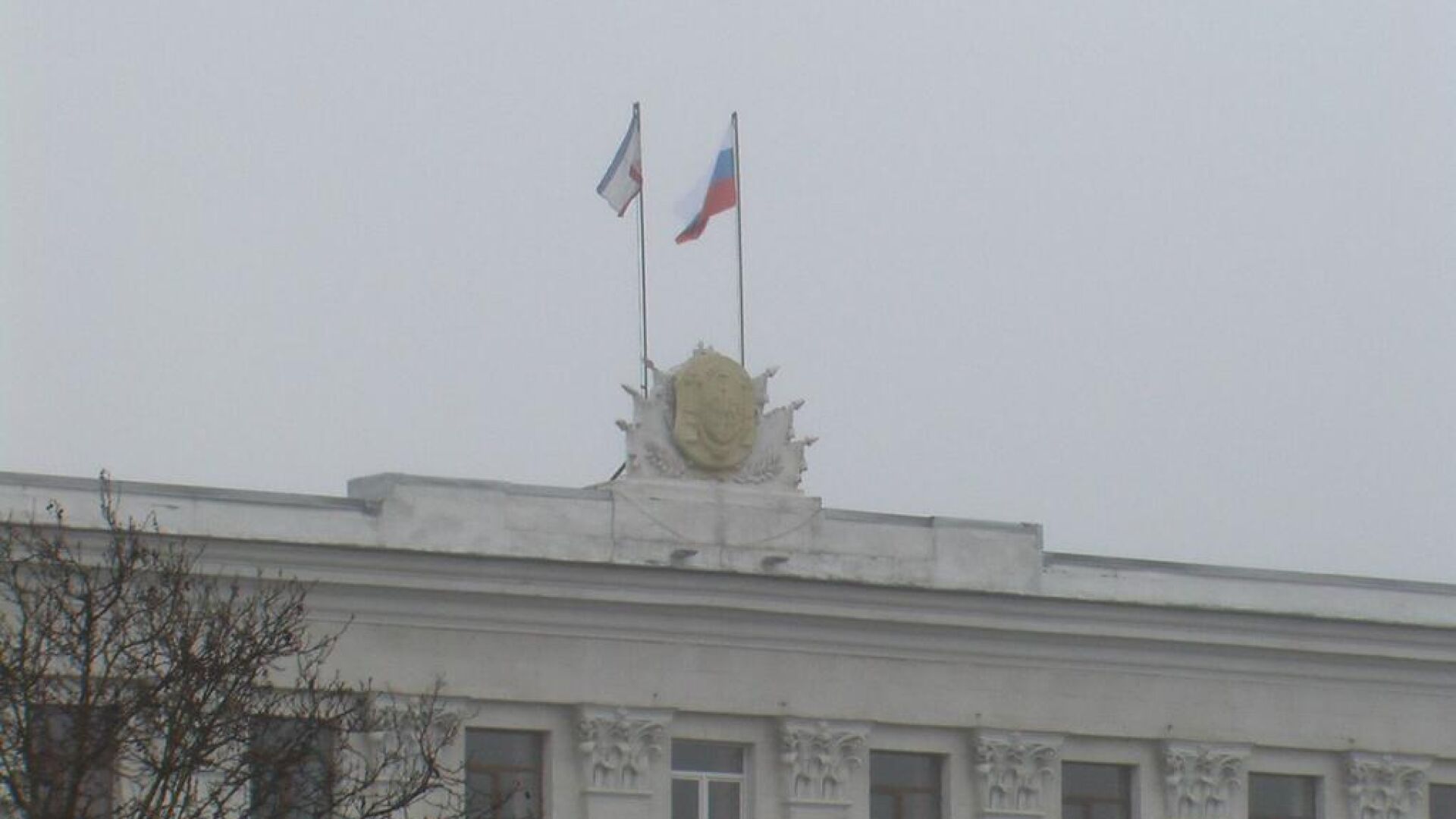 Въоръжени превзеха парламента в Крим и издигнаха руския флаг