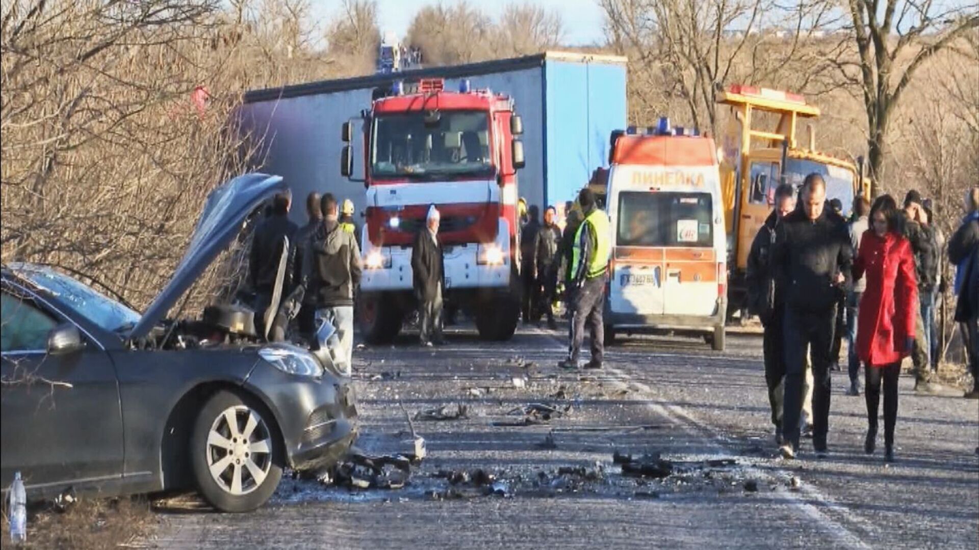 Седем тежко ранени в катастрофа между два автомобила и ТИР